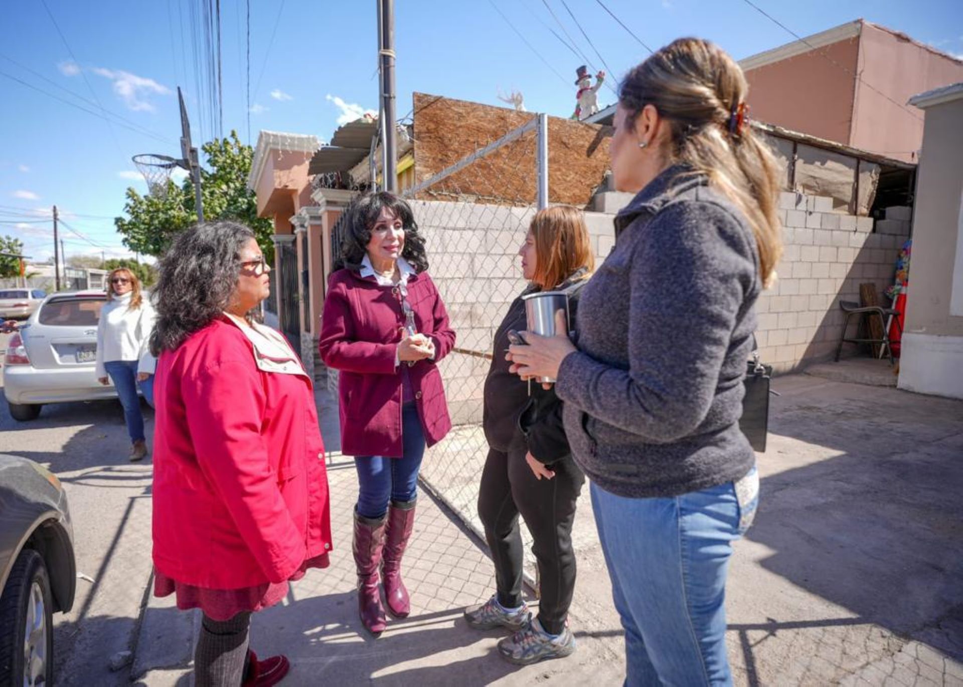 Recorre Norma Bustamante la colonia Hacienda del Bosque para atender las solicitudes ciudadanas