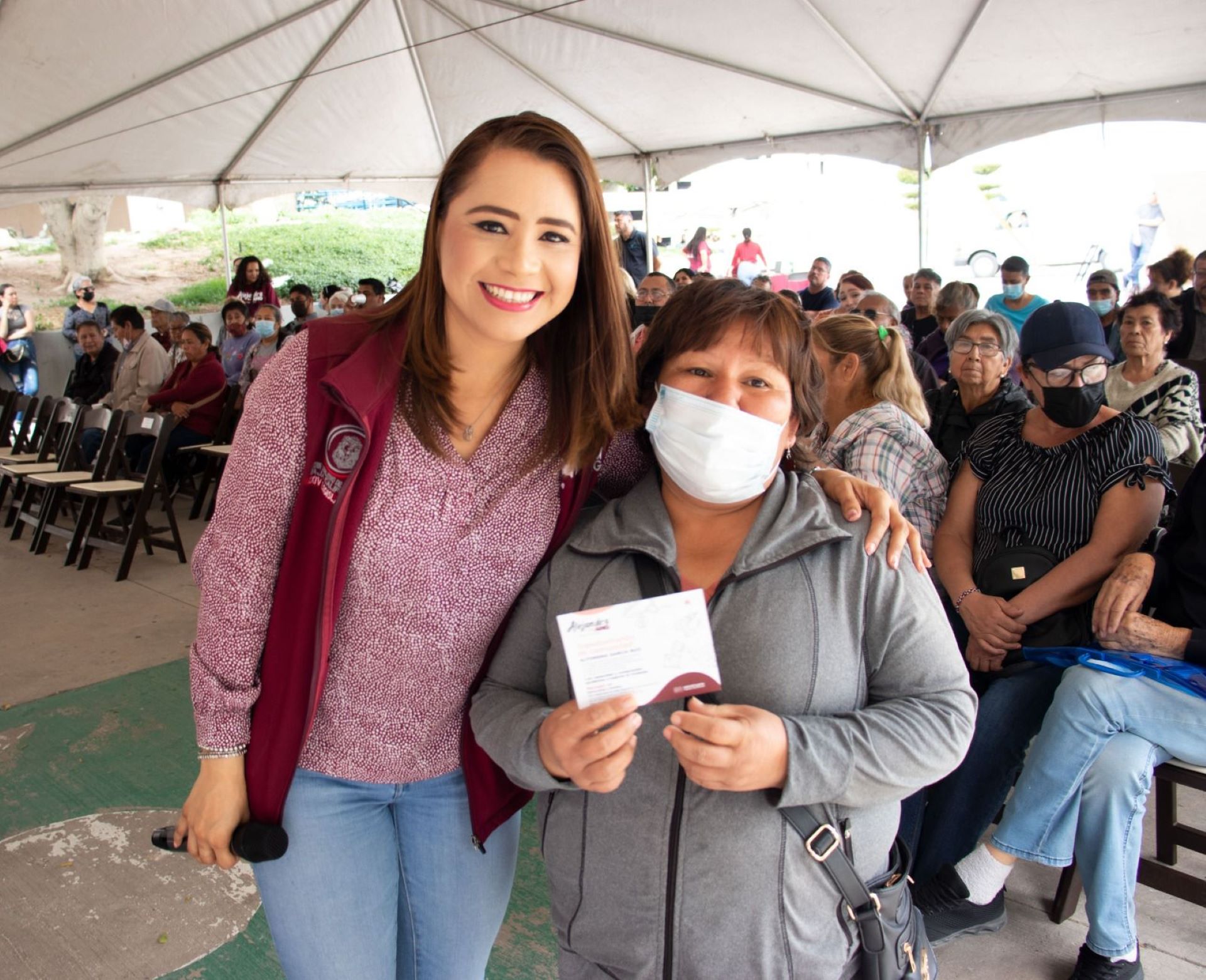 Diputada Alejandra Ang hace entrega de vales de apoyo para material de impermeabilización y láminas de techo a familias mexicalenses