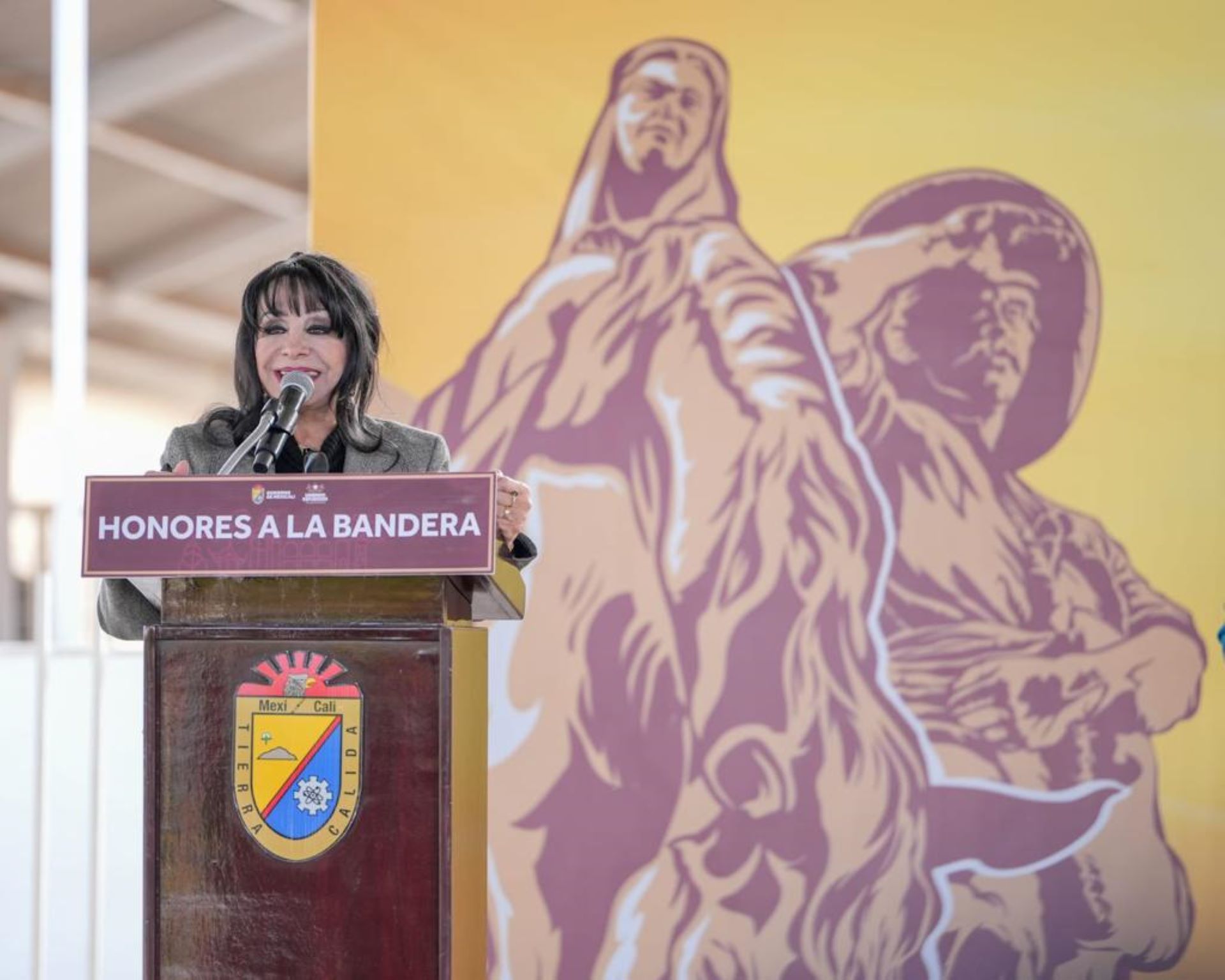 Encabeza alcaldesa de Mexicali ceremonia cívica en la escuela primaria “Centenaria Netzahualcóyotl”