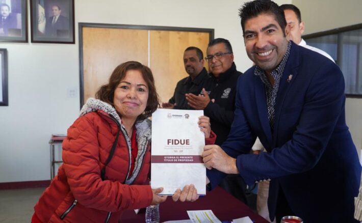 Entrega Gobierno de Ensenada títulos de propiedad a familias ensenadenses