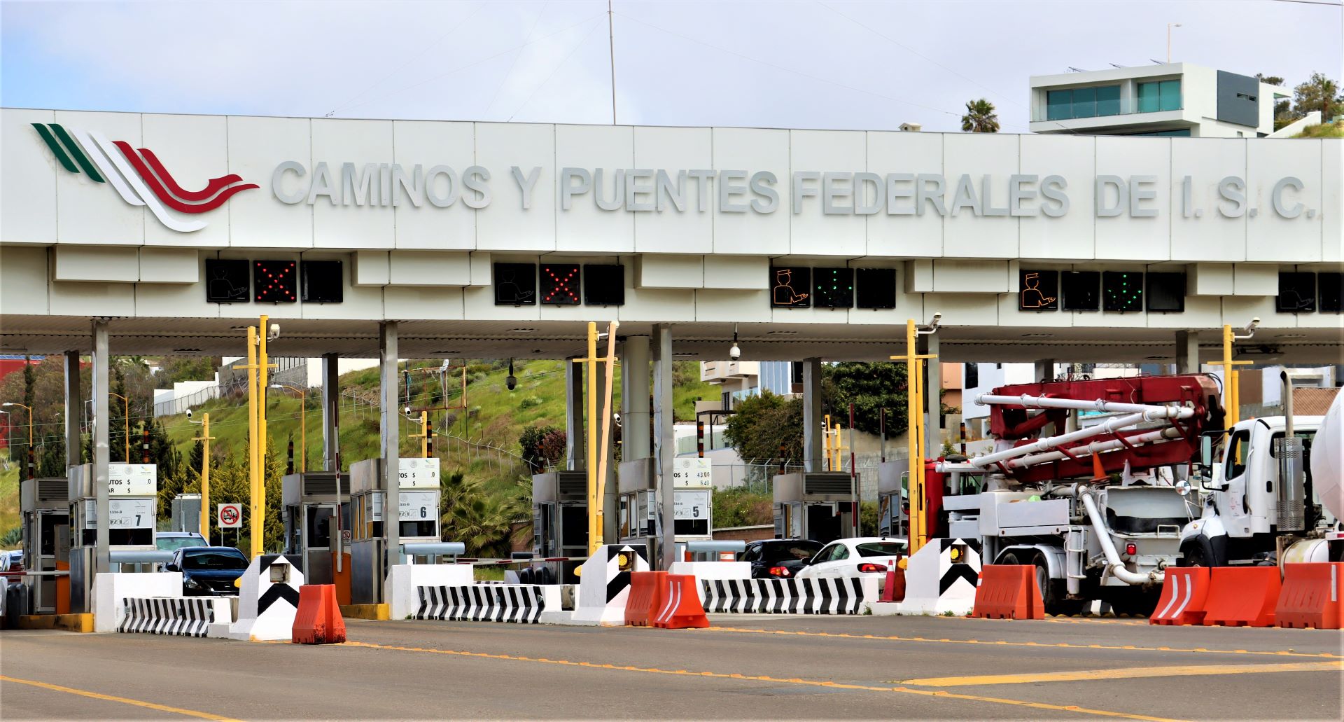 Exenta temporalmente SICT peaje en caseta de carretera escénica, por instrucción presidencial