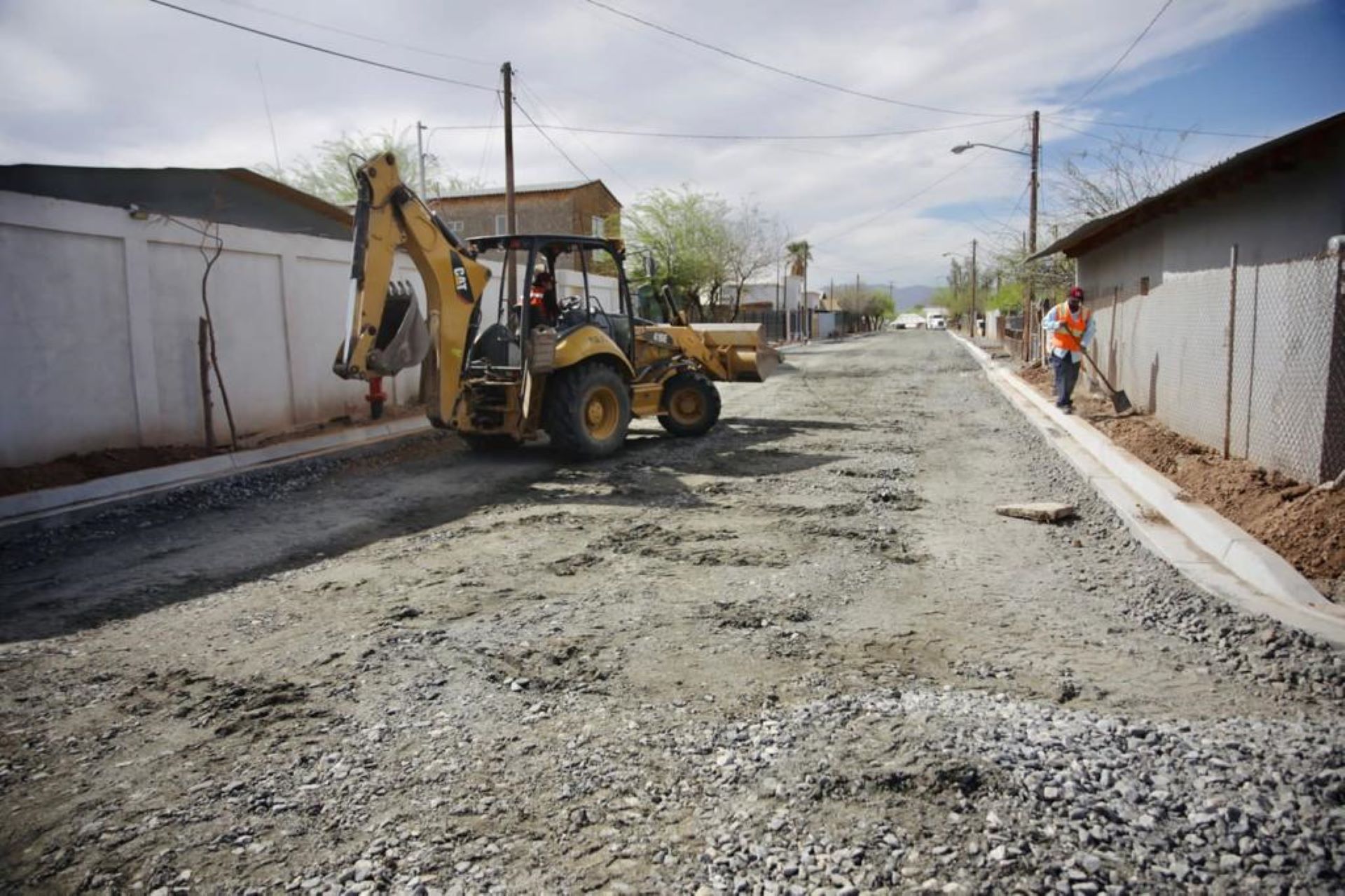 Supervisa alcaldesa de Mexicali avance de obra de pavimentación en la colonia Estrella