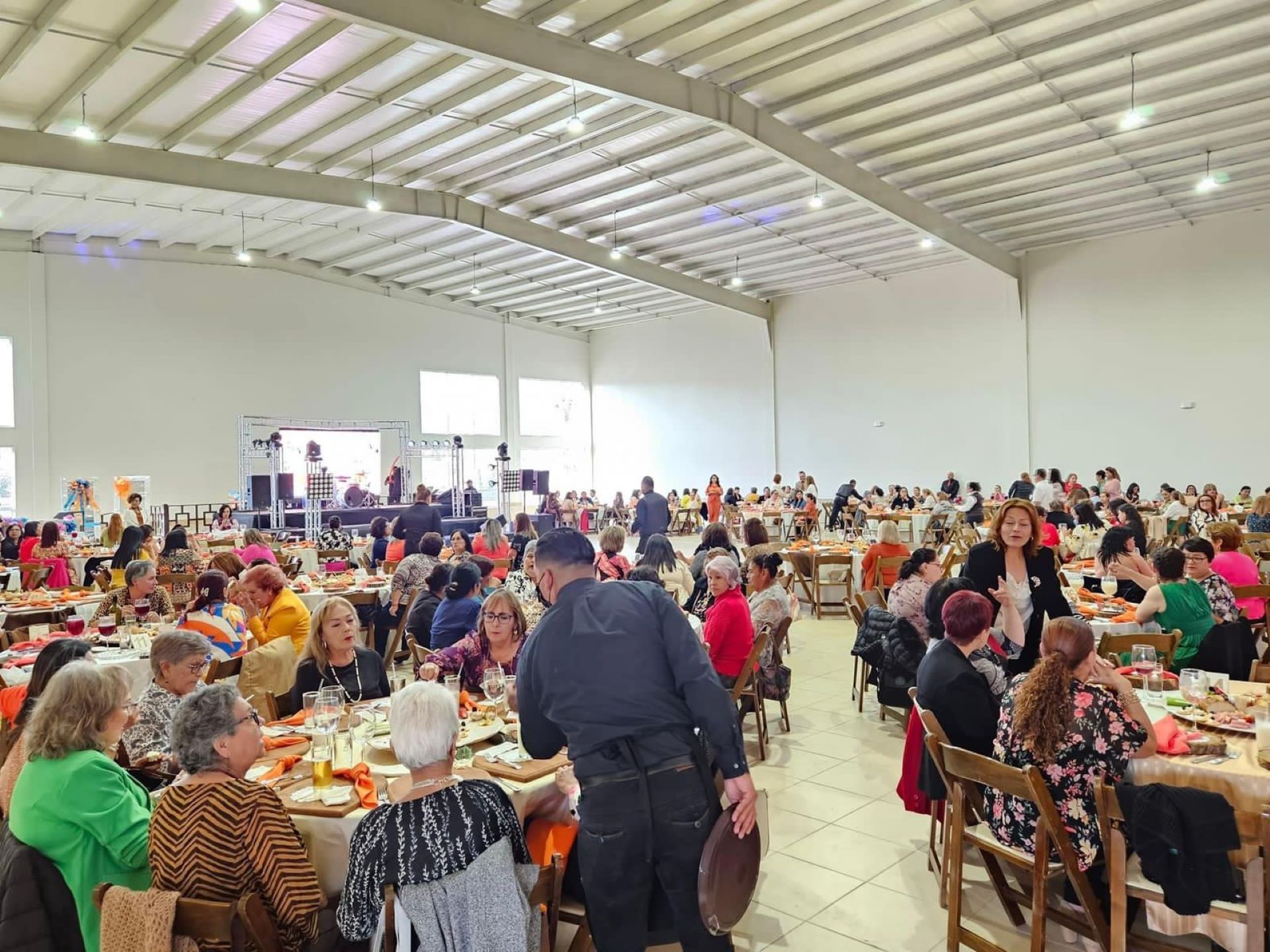 Celebra Ayuntamiento de Ensenada Día de las Madres con mujeres del Sindicato de Trabajadores