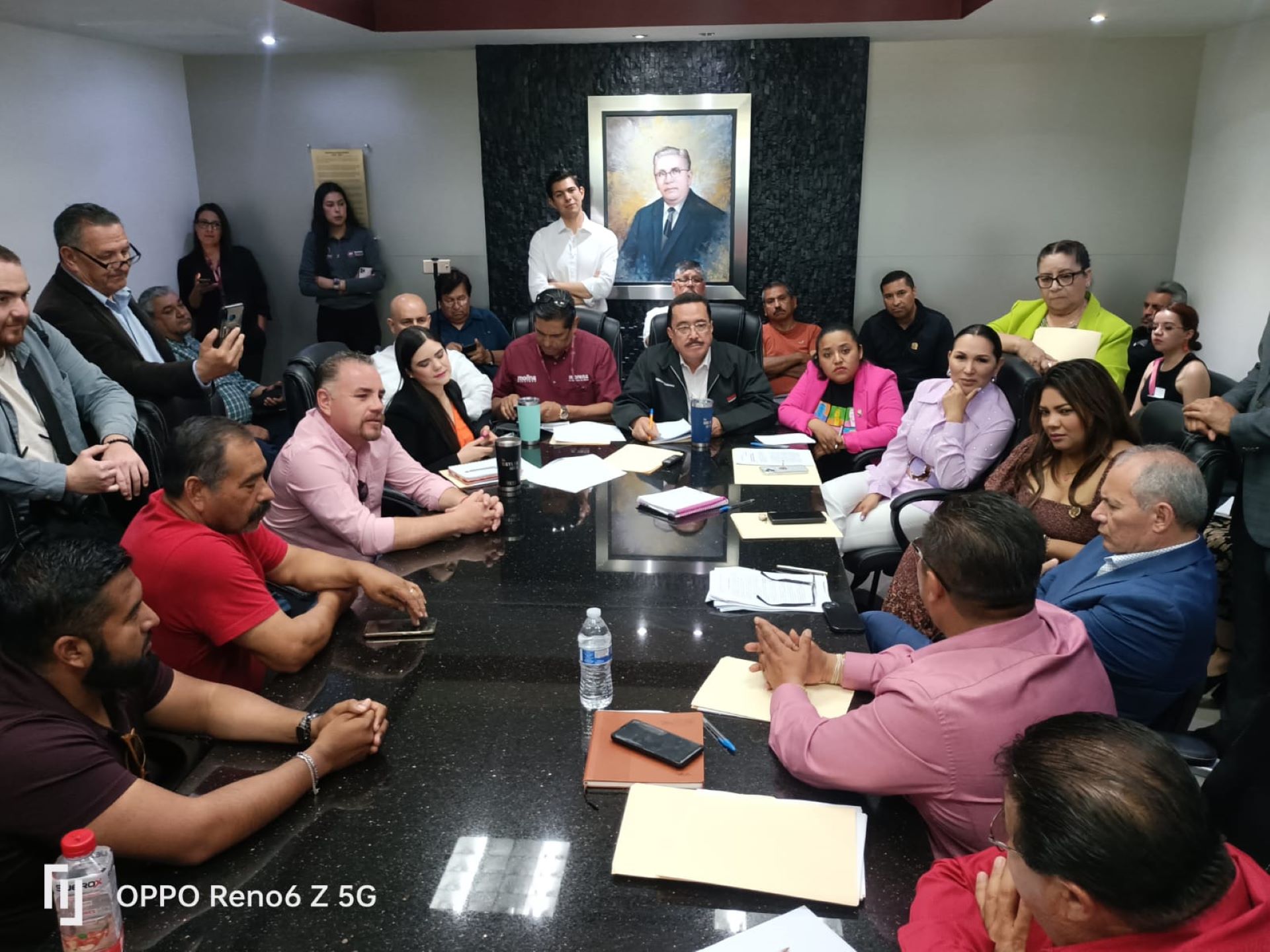 Atienden Diputados a transportistas de Tijuana “Taxis rojos”