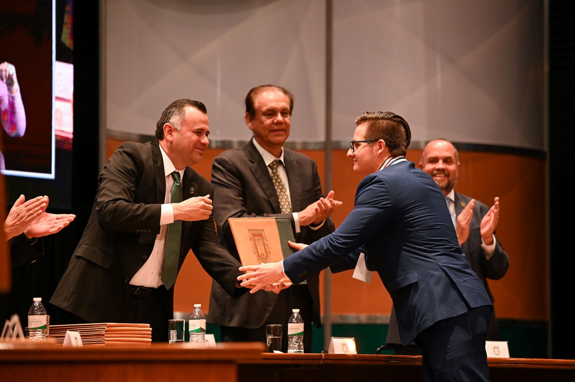 La UABC reconoce el mérito escolar de 340 egresadas y egresados de 2022