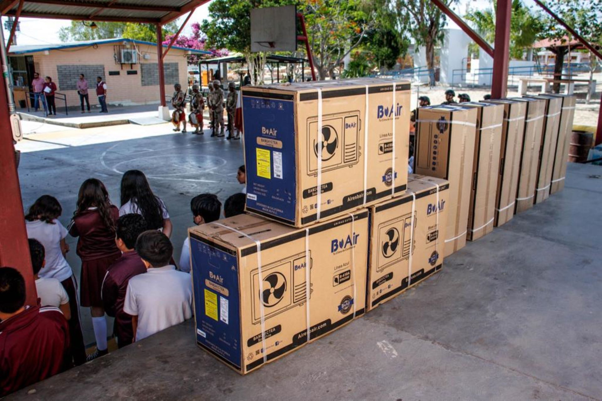 Entrega Secretaría de Educación equipos de aire acondicionado en escuelas del municipio de San Felipe