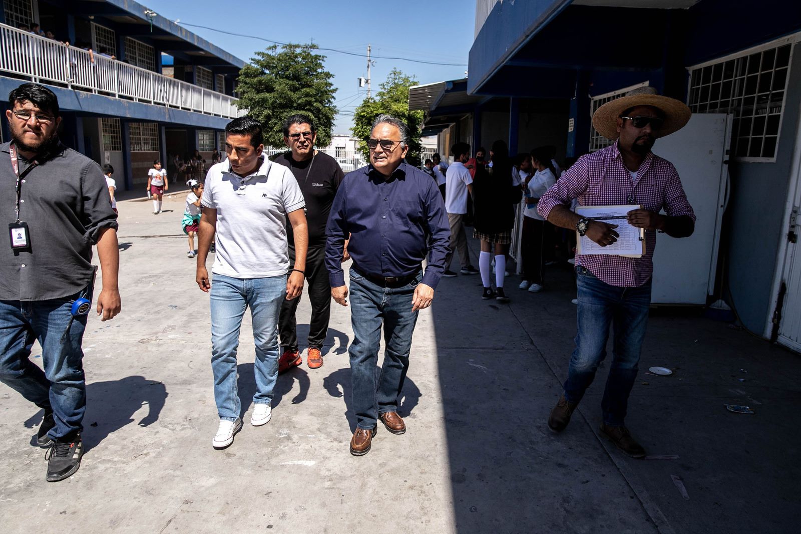 Supervisa Secretario de educación instalación de equipo de aire acondicionado en escuela primaria