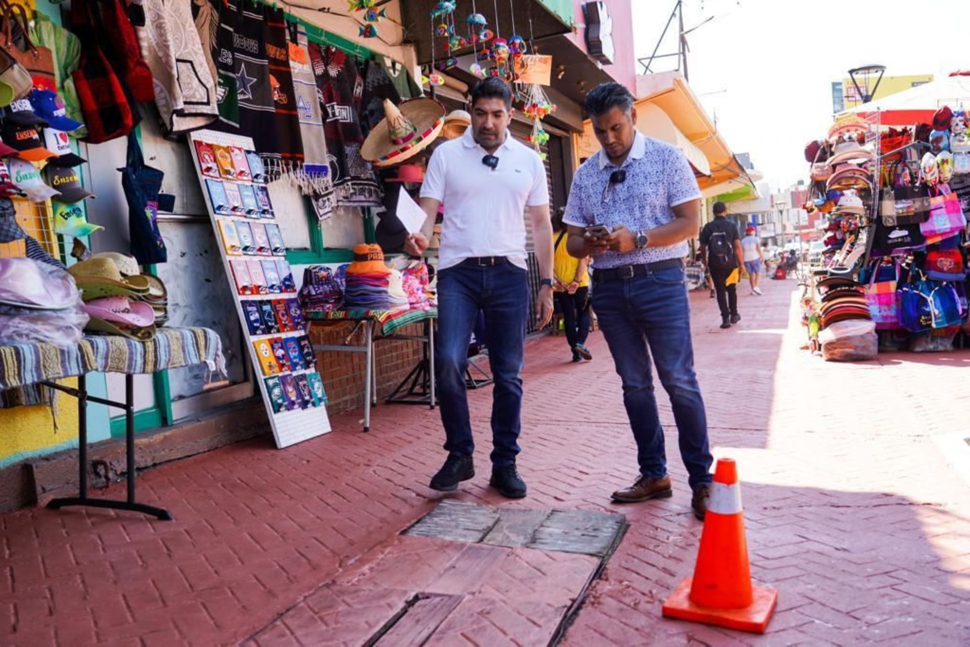 Remoza Gobierno de Ensenada banquetas de la calle Primera