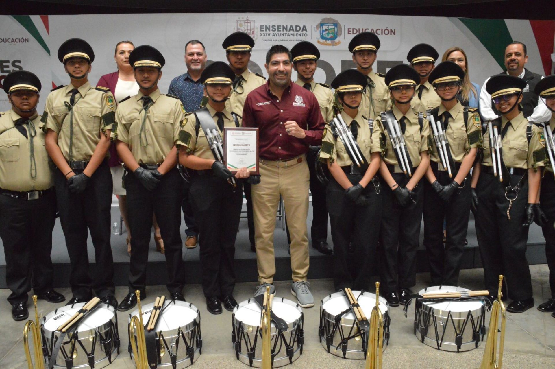 Entrega Armando Ayala premios a ganadores del Concurso “Bandas de Guerra 2023”