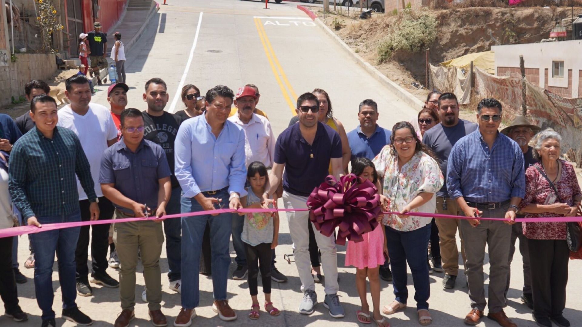 Entrega Armando Ayala obra de pavimentación en la colonia 89