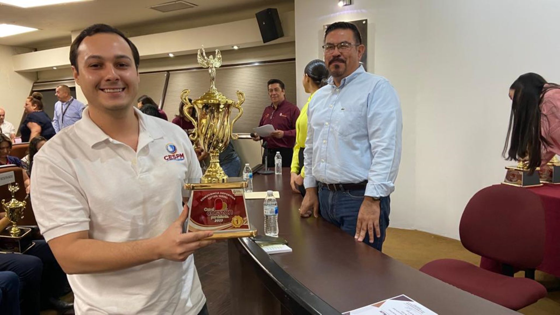 Reciben equipos de CESPM trofeos de campeones de la convivencia deportiva con el corazón por delante