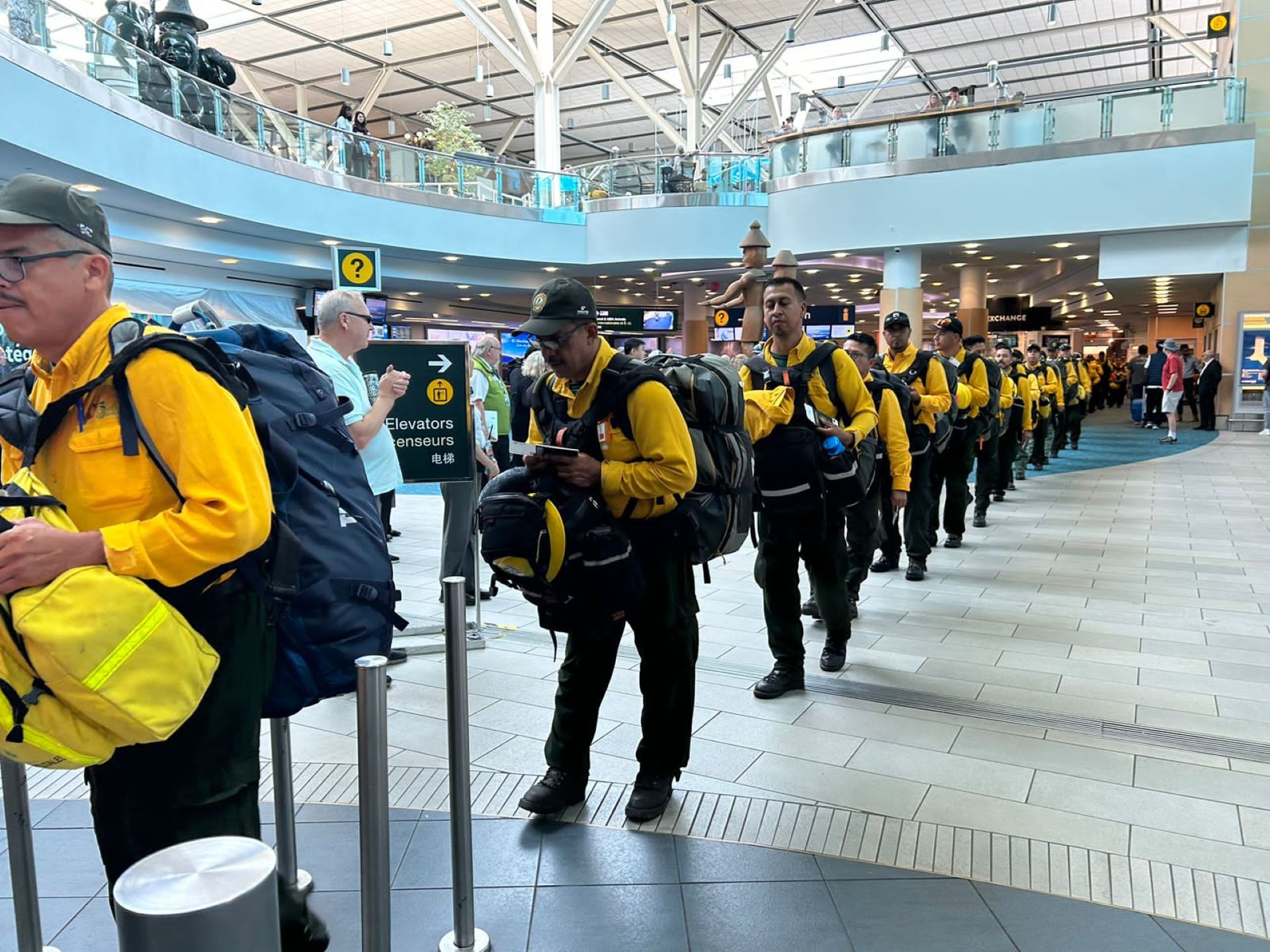 México envía segundo contingente de combatientes de incendios forestales a Canadá