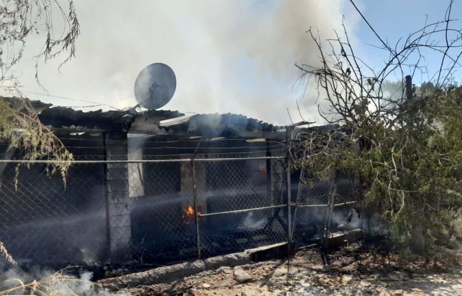 Brinda DIF Municipal apoyo a familias afectadas por incendio en el ejido Oaxaca