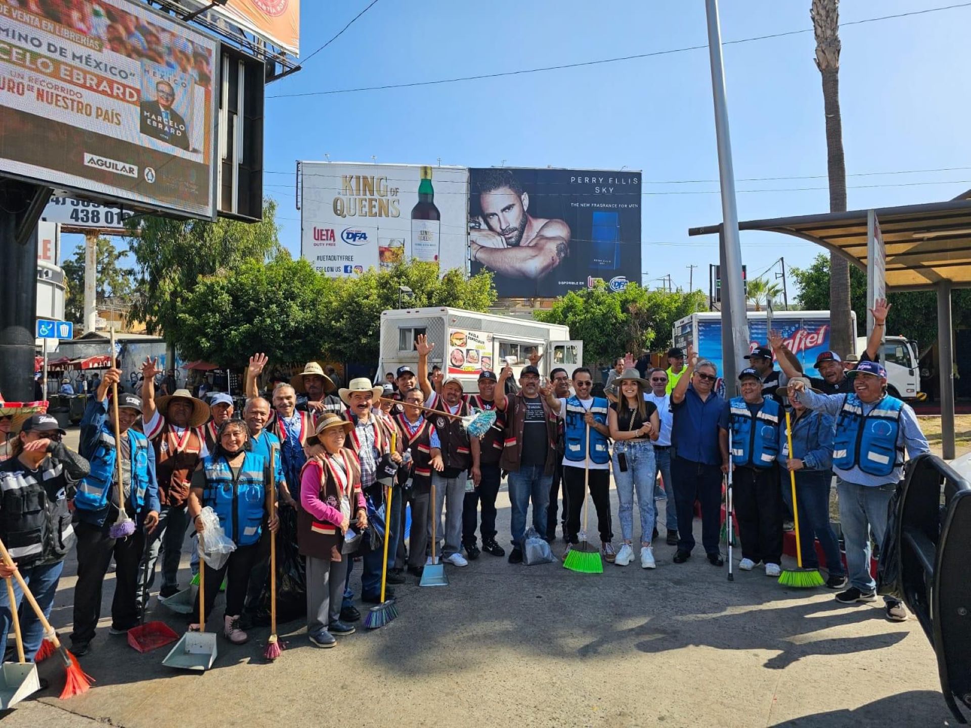Realizan ambulantes jornada de limpia en San Ysidro