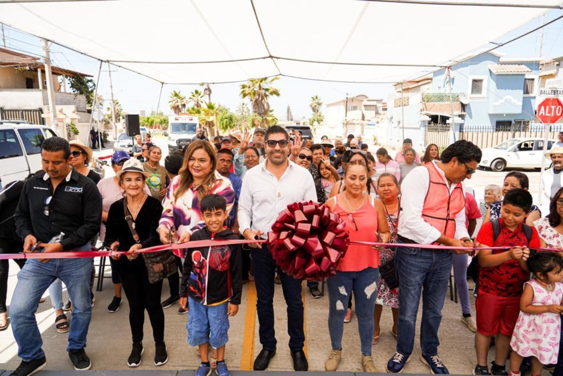 Inaugura Armando Ayala pavimentación en Villas IV