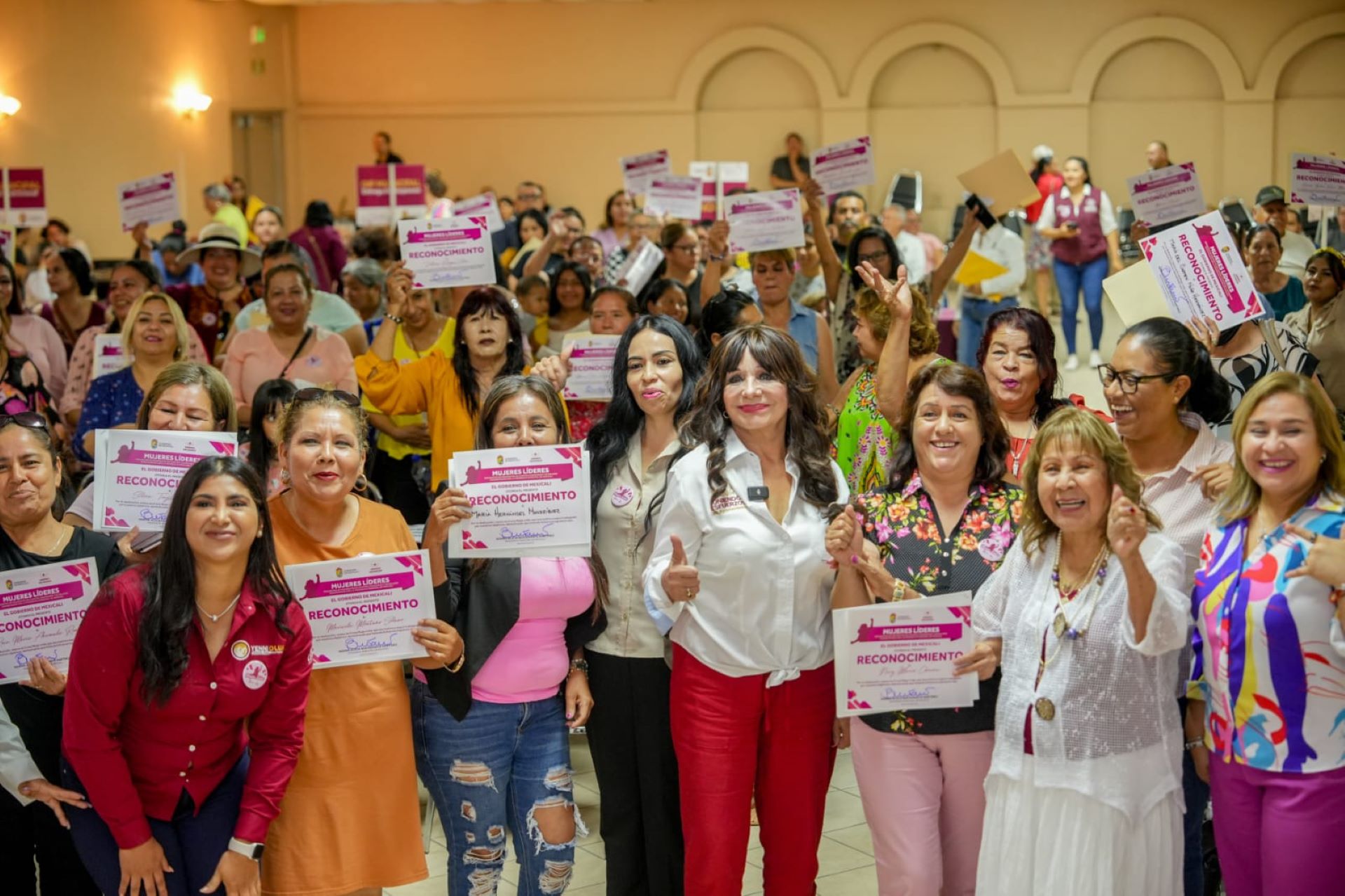 Mujeres líderes del valle de Mexicali son reconocidas por Norma Bustamante