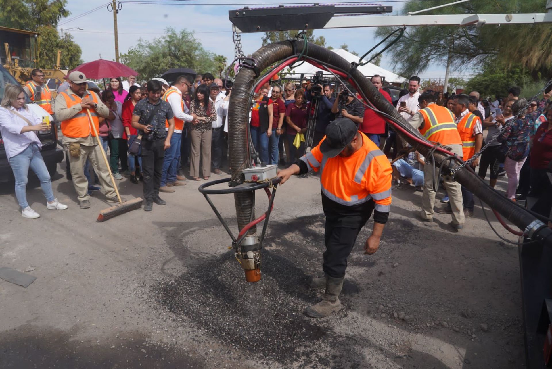 Arranca Norma Bustamante con el operativo de bacheo en varias comunidades del municipio