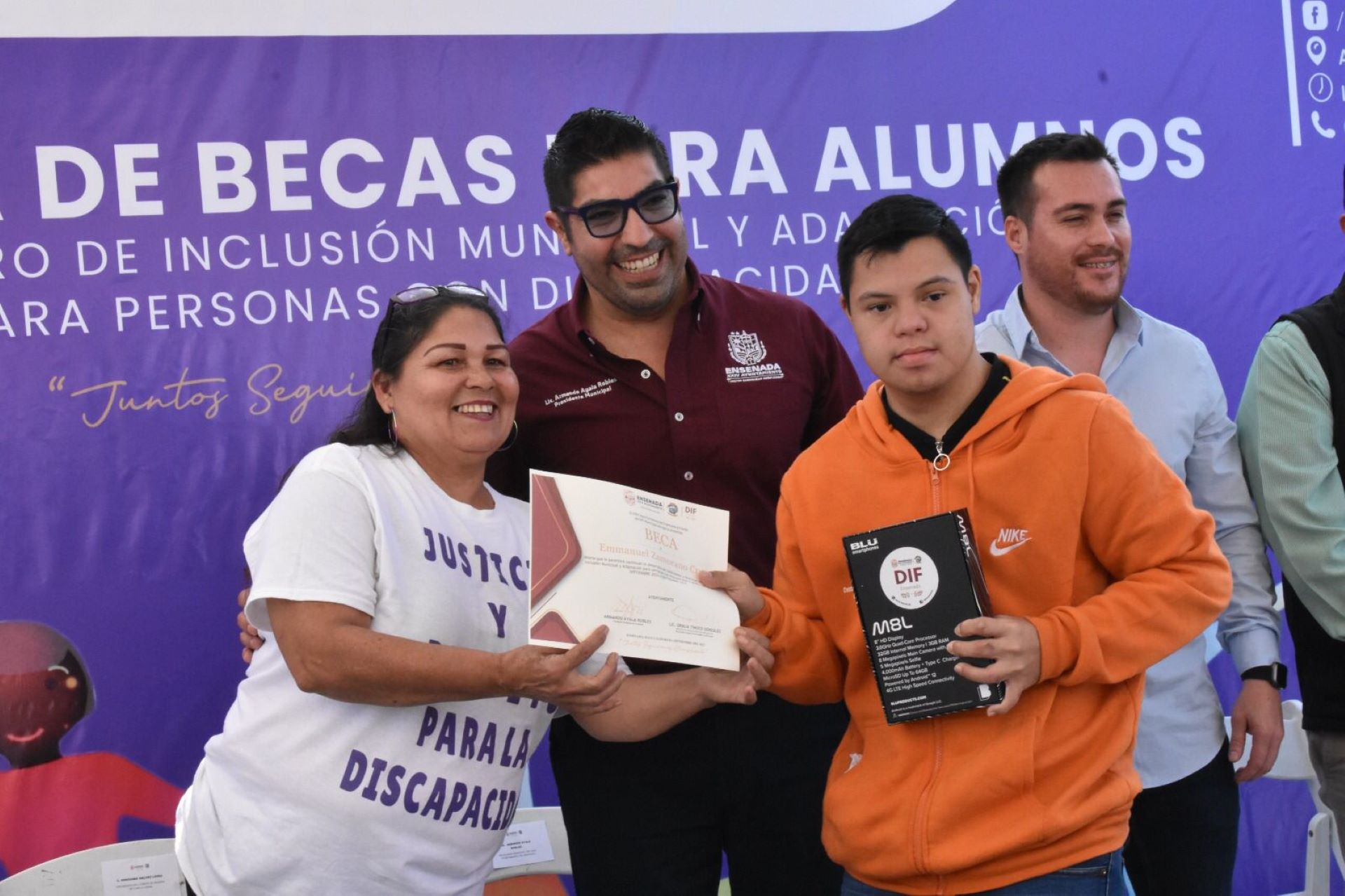 Otorga Armando Ayala becas anuales a estudiantes del CIMAD