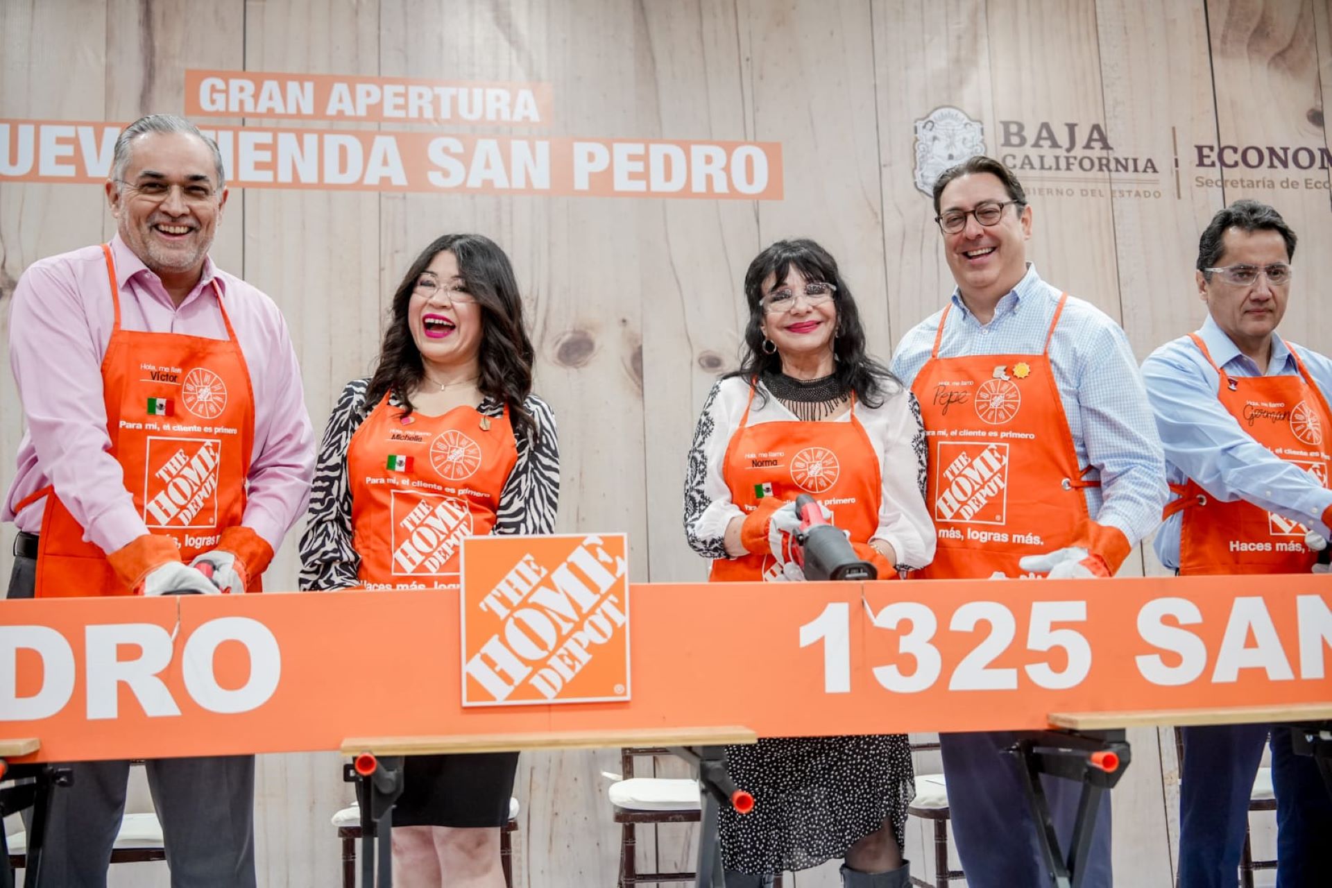 Norma Bustamante celebra la apertura de la 2da. sucursal de The Home Depot