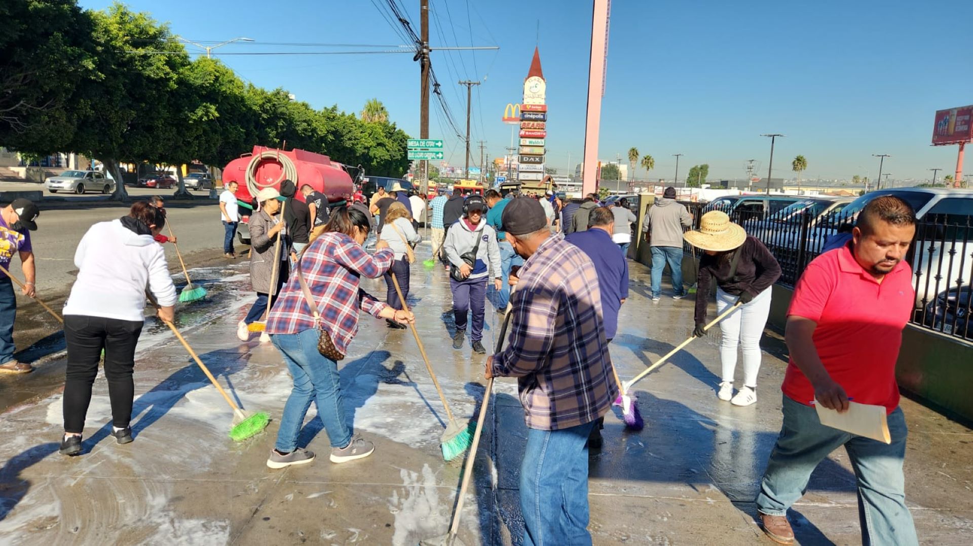 Comerciantes ambulantes realizan jornadas de limpieza en distintos puntos de Tijuana