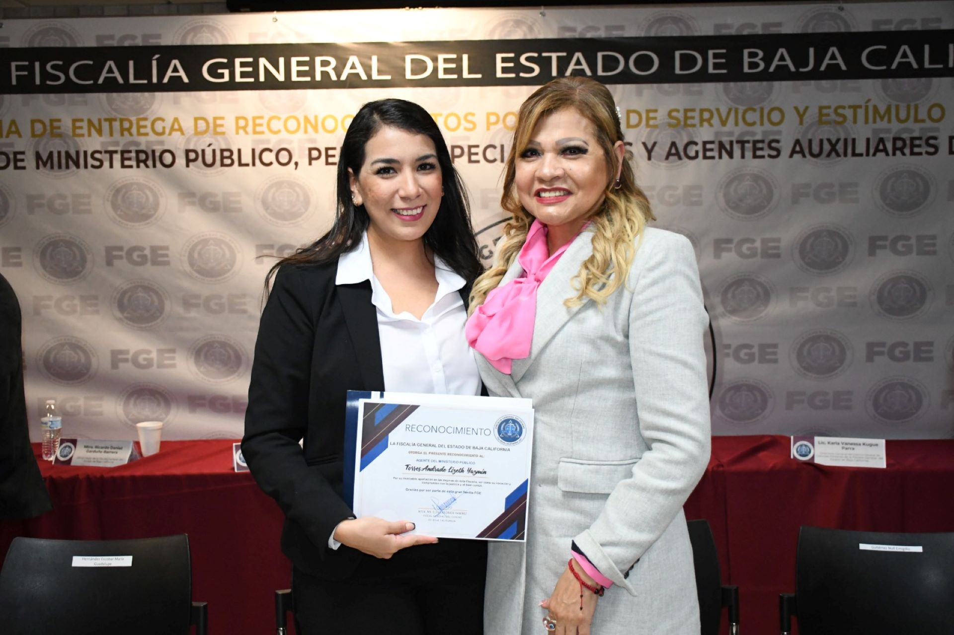 Entrega fiscal Ma. Elena Andrade Ramírez reconocimientos a Agentes del Ministerio Público, peritos y Auxiliares del Ministerio Público