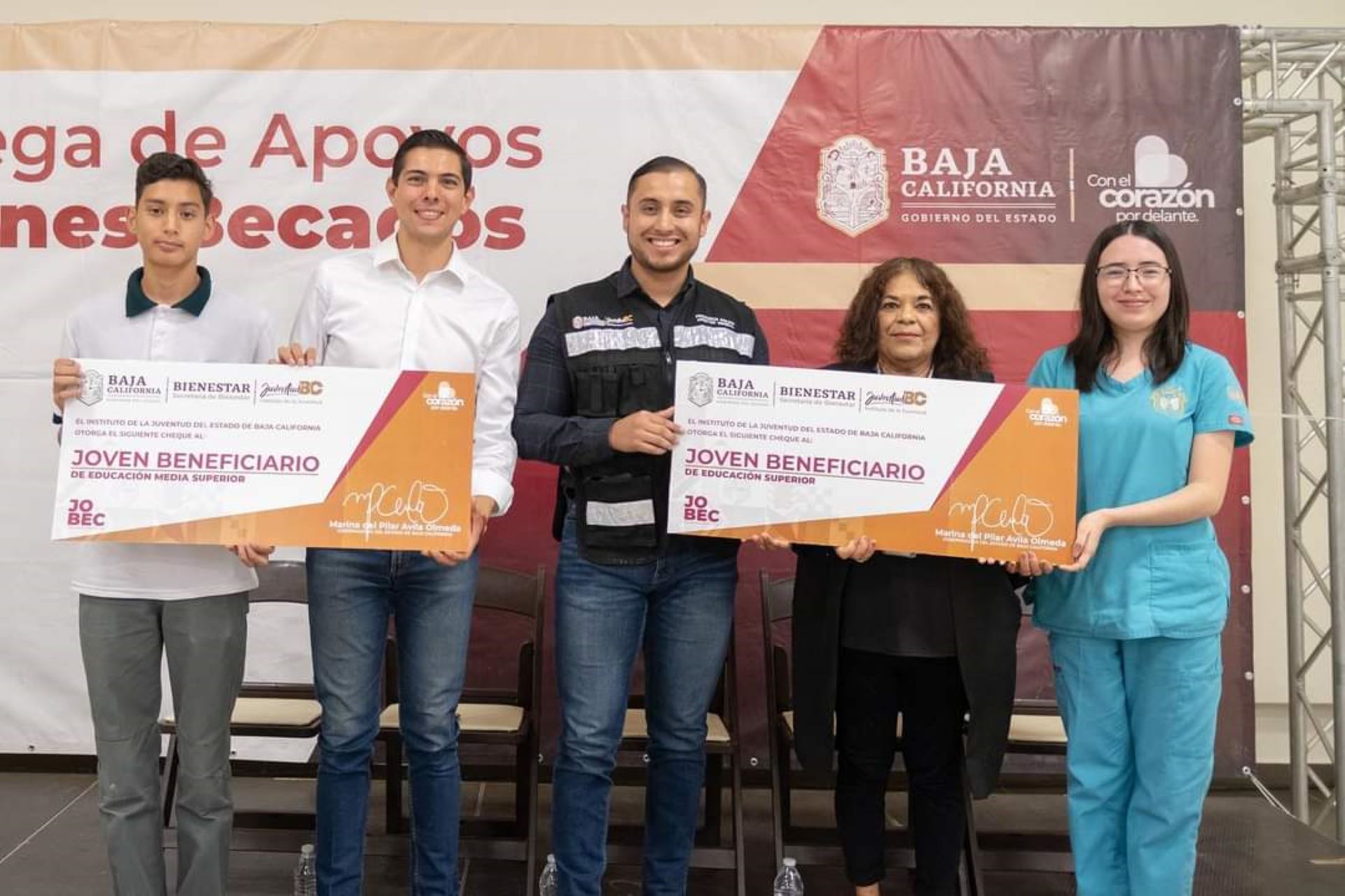 Beneficia Juventud BC con becas a estudiantes de preparatoria y Universidad de Tecate