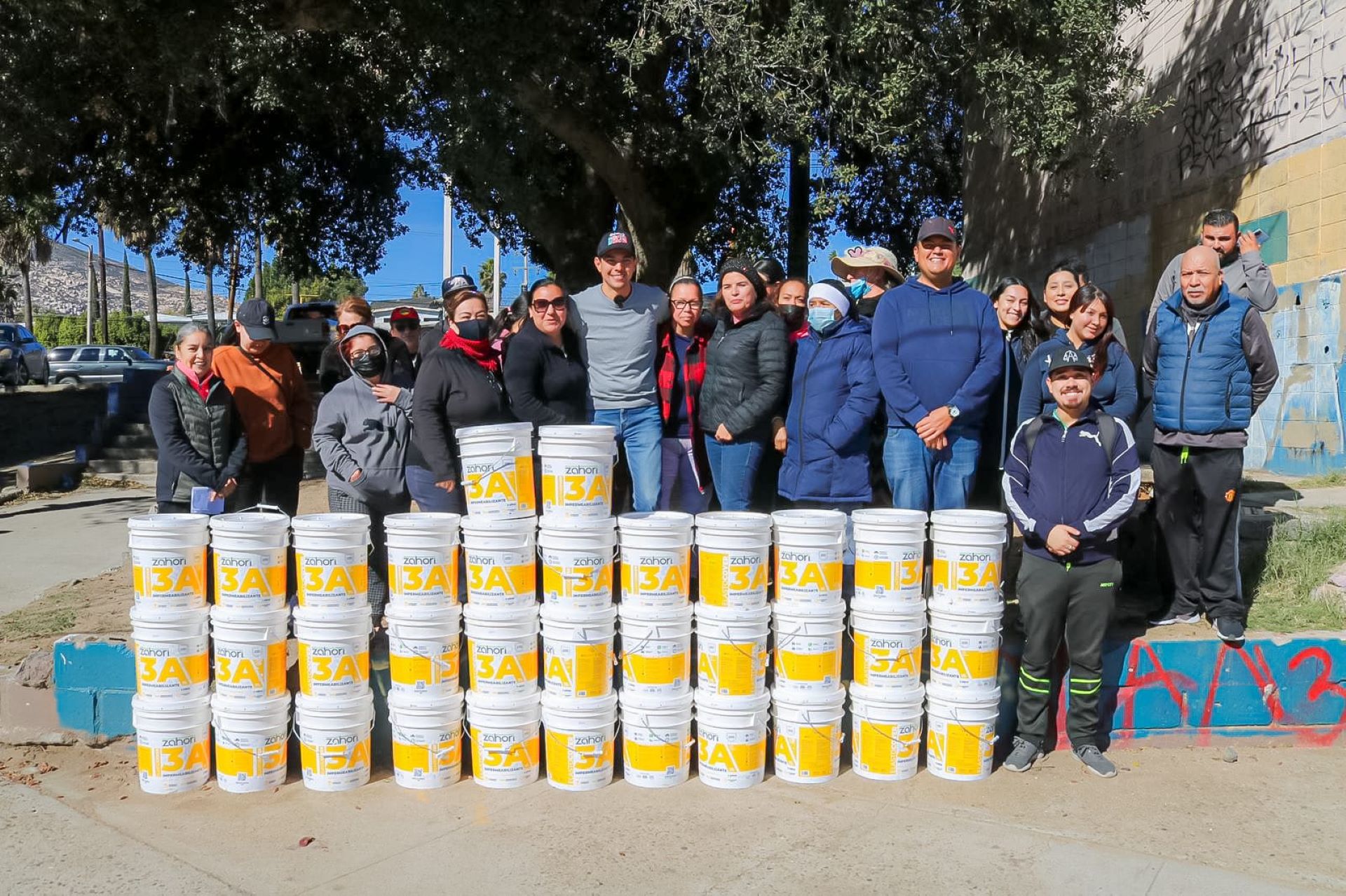 Entrega Román Cota apoyos para proteger viviendas ante lluvias