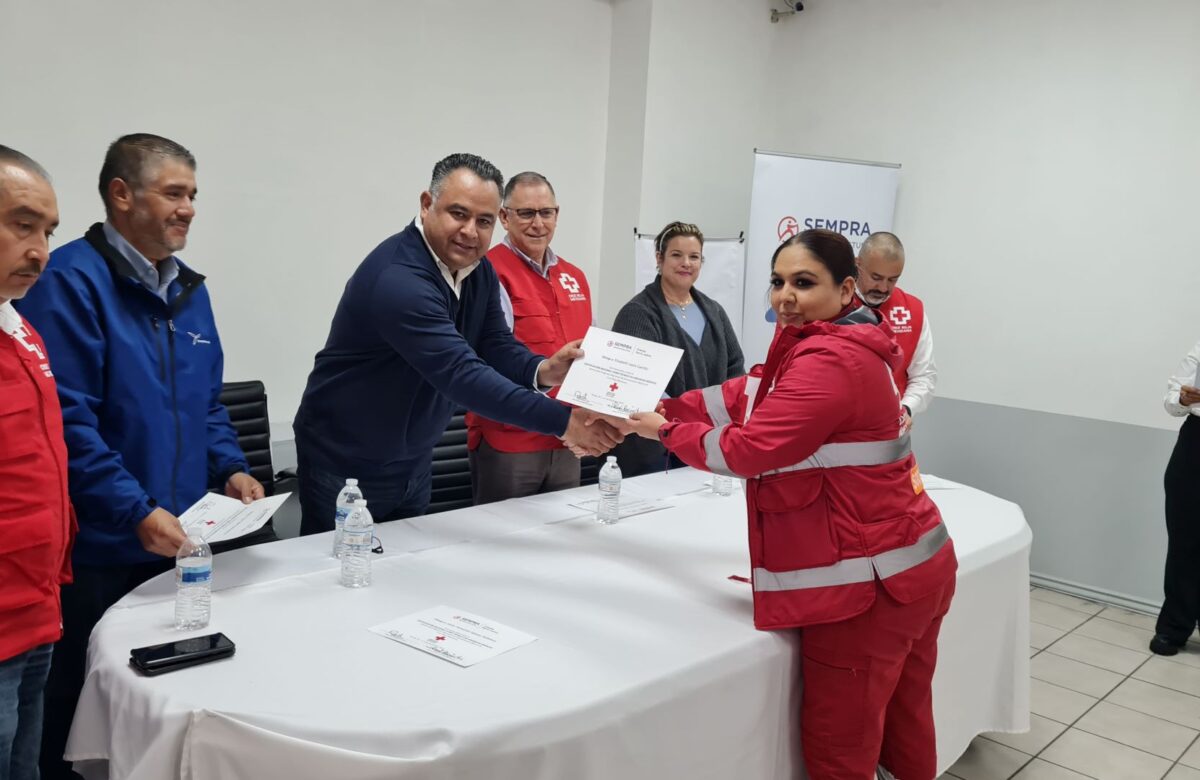 Entrega becas energía Sierra Juárez a paramédicos de Cruz Roja Tecate