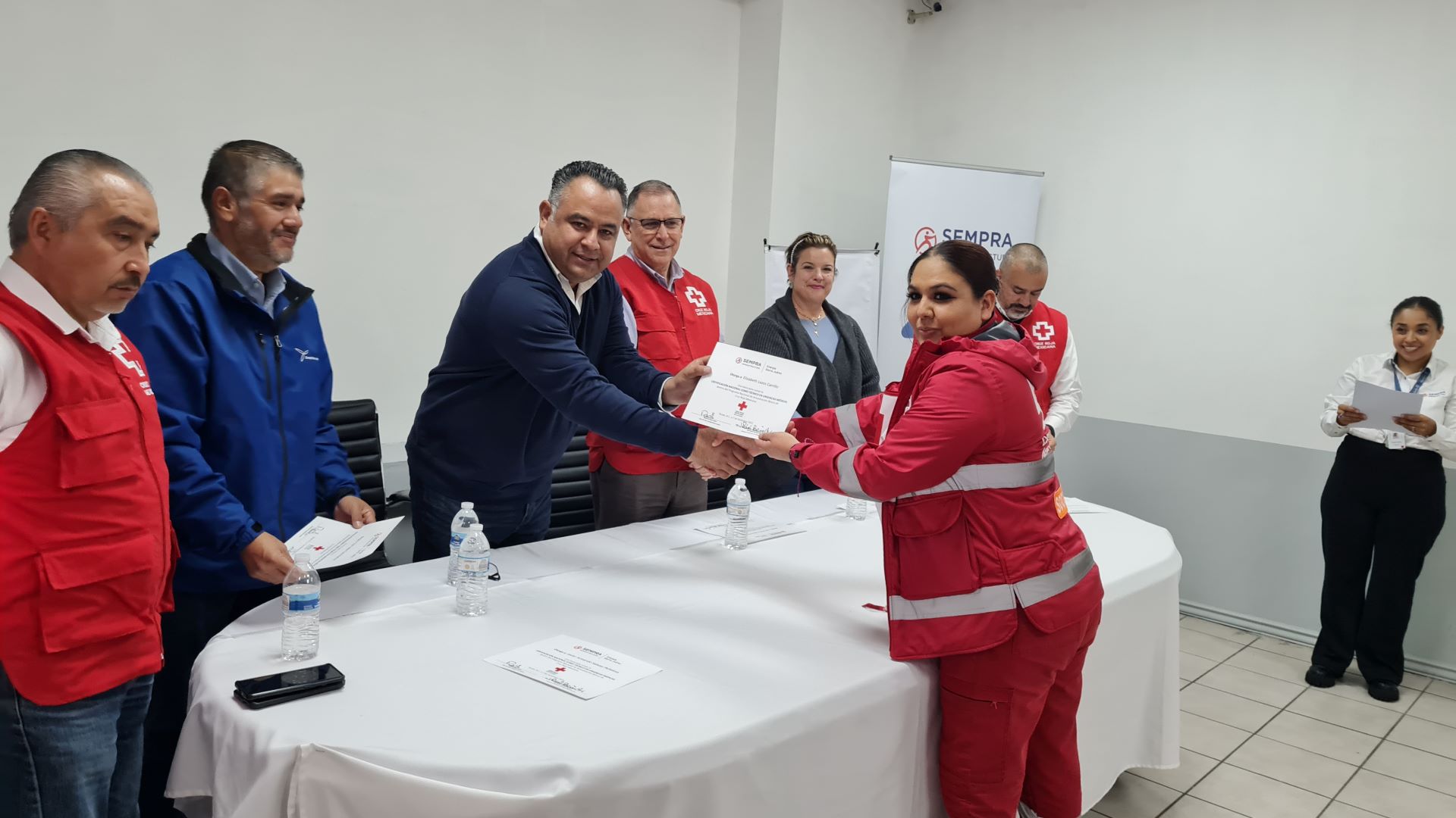 Entrega becas energía Sierra Juárez a paramédicos de Cruz Roja Tecate