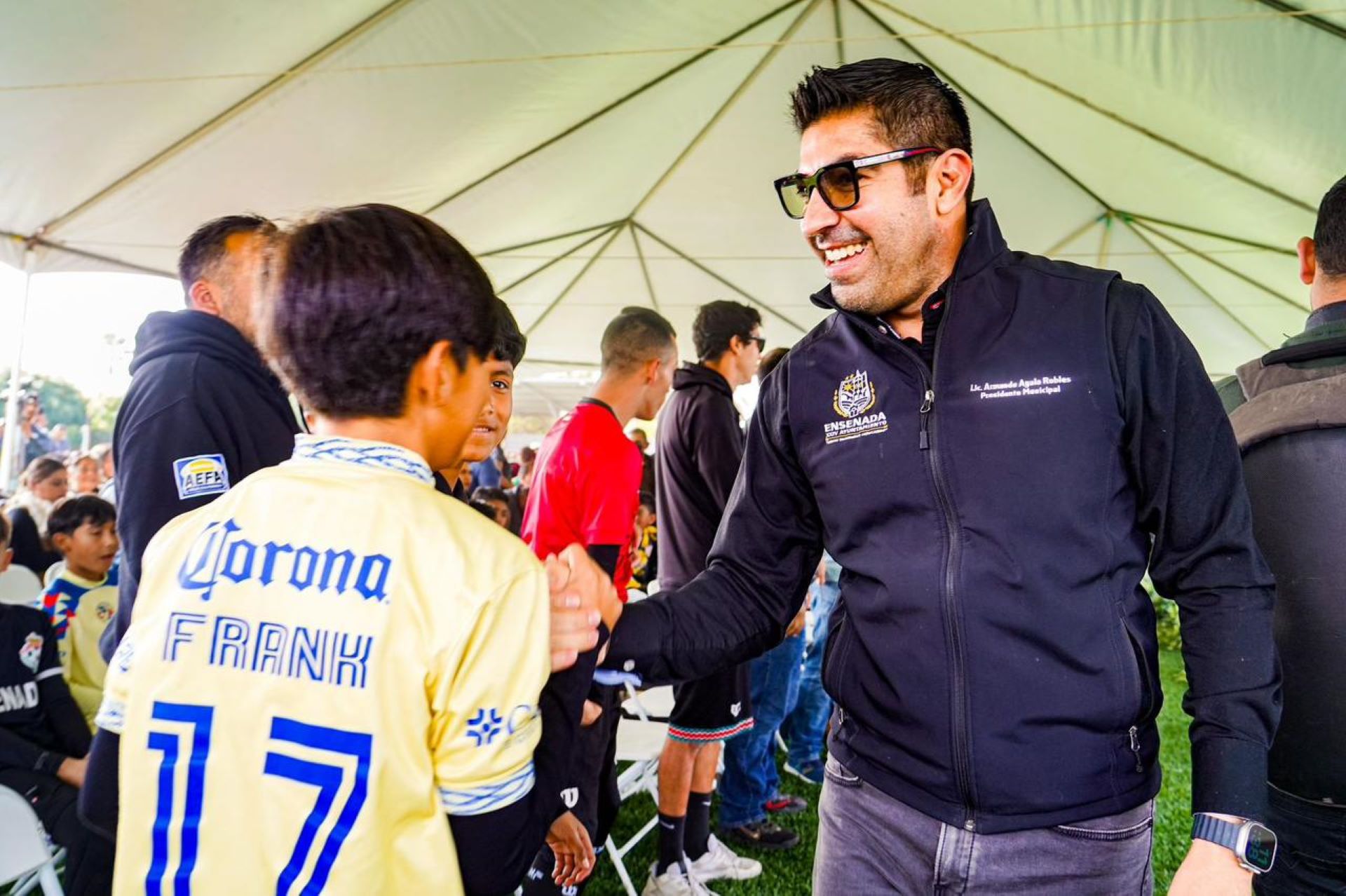 Inauguran alcalde Armando Ayala y Energía Costa Azul empastado del campo de fútbol No. 6 de la U.D. Raúl Ramírez Lozano