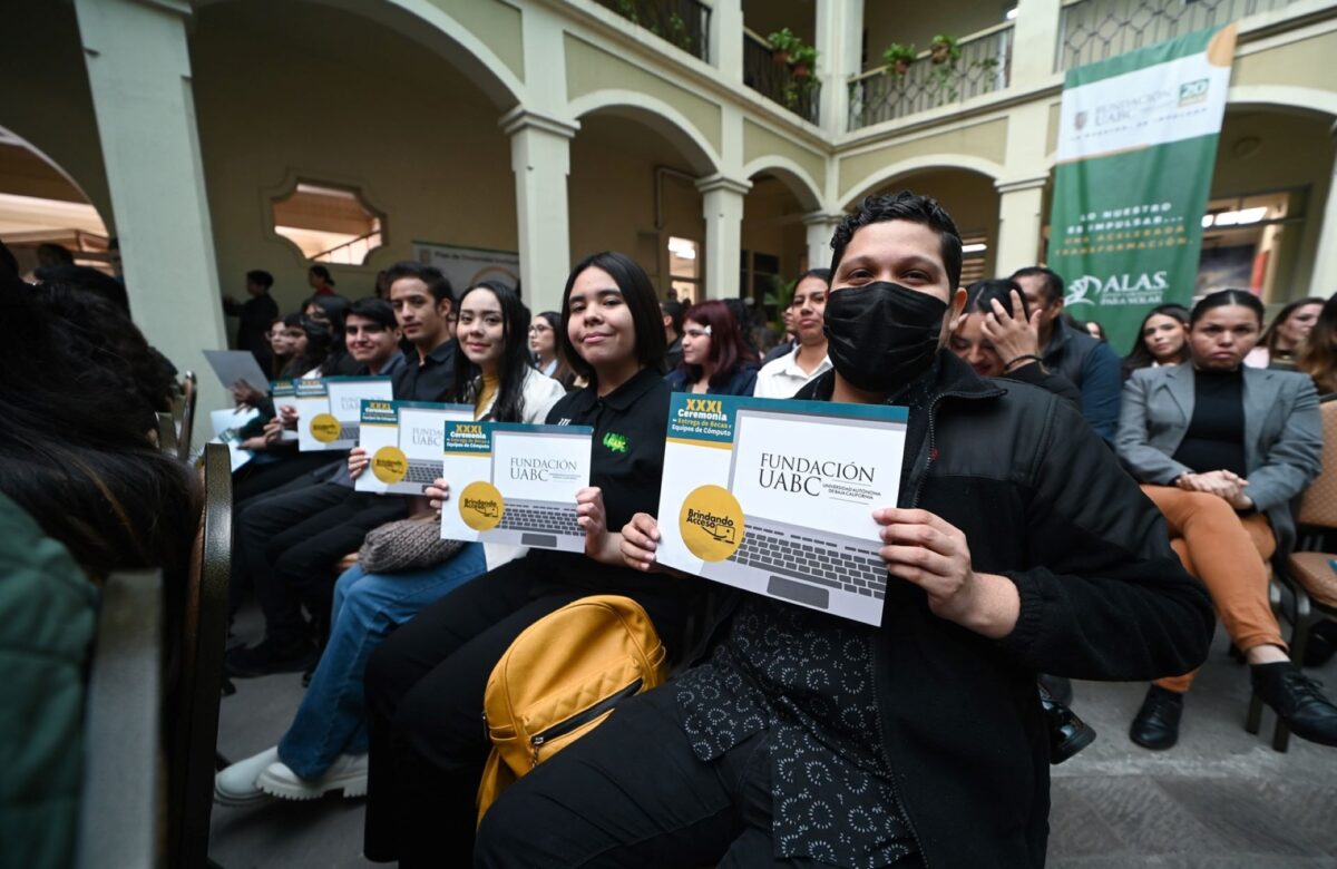 Estudiantes de UABC recibieron becas y equipos de cómputo de Fundación UABC