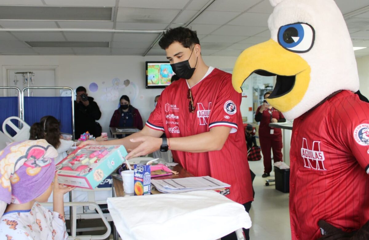 Reciben niñas y niños del Hospital General de Mexicali juguetes por parte de Club Águilas