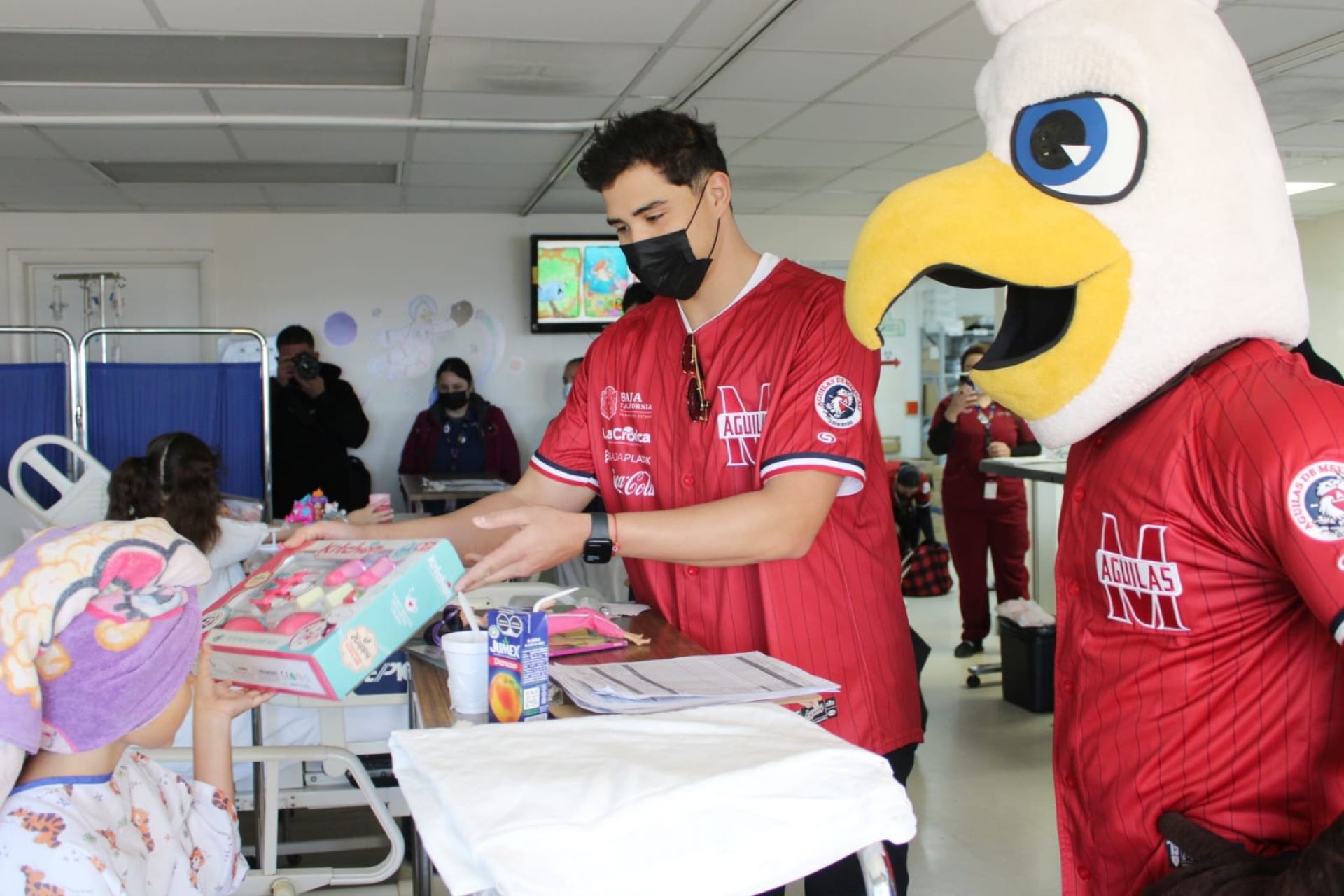 Reciben niñas y niños del Hospital General de Mexicali juguetes por parte de Club Águilas