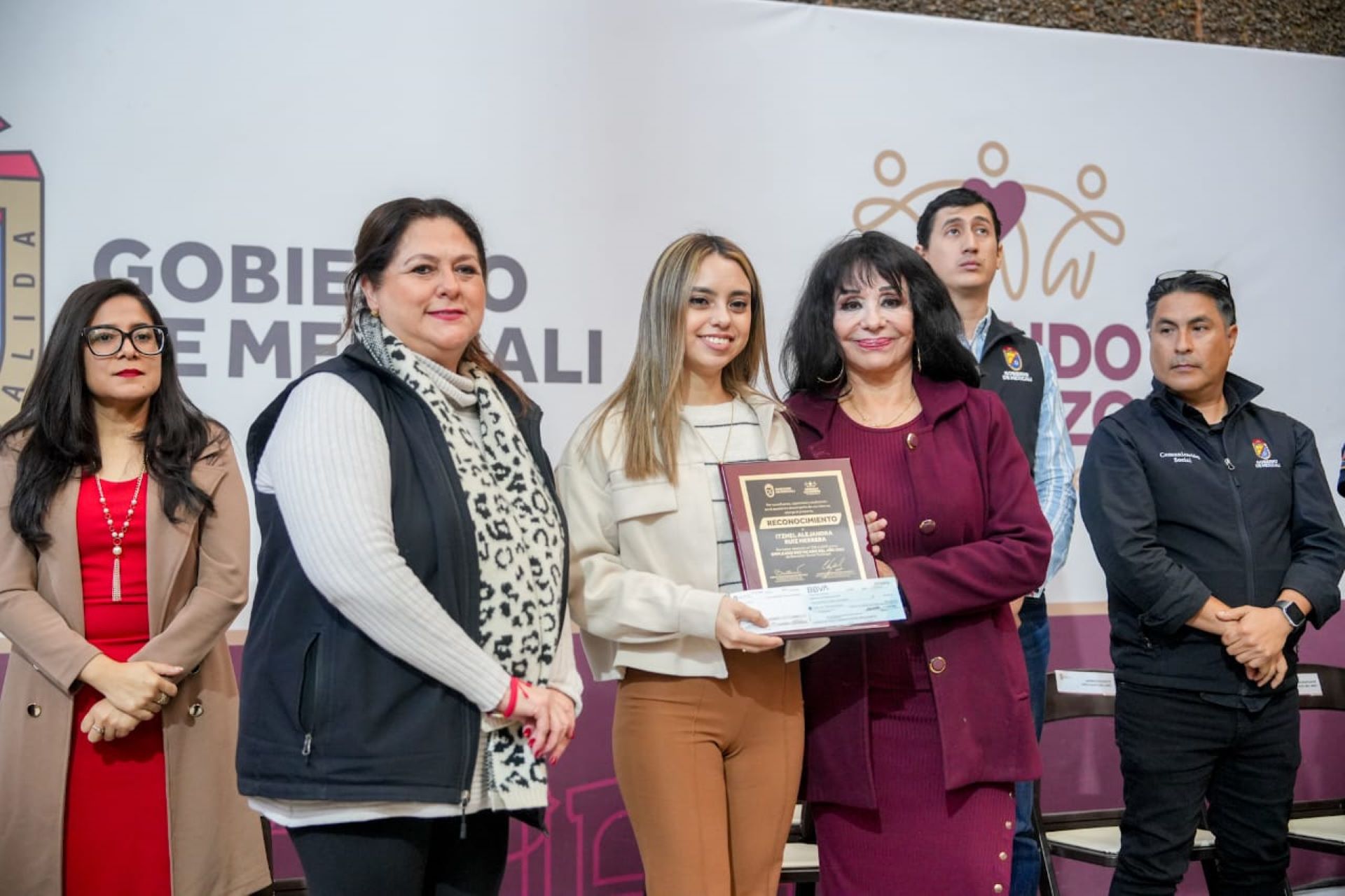 Norma Bustamante reconoce a trabajadores municipales con el premio “Empleado del Año 2023”