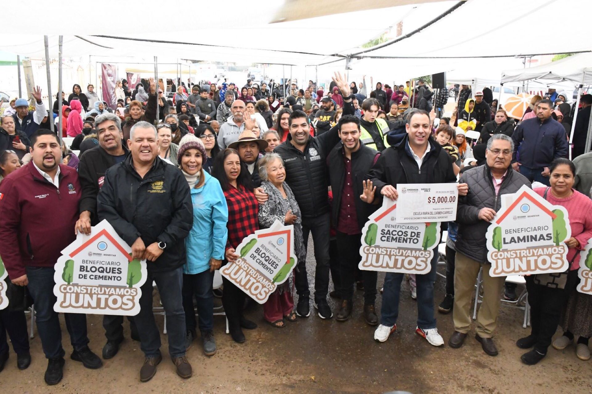 Entrega Armando Ayala apoyos sociales en Villas del Campo