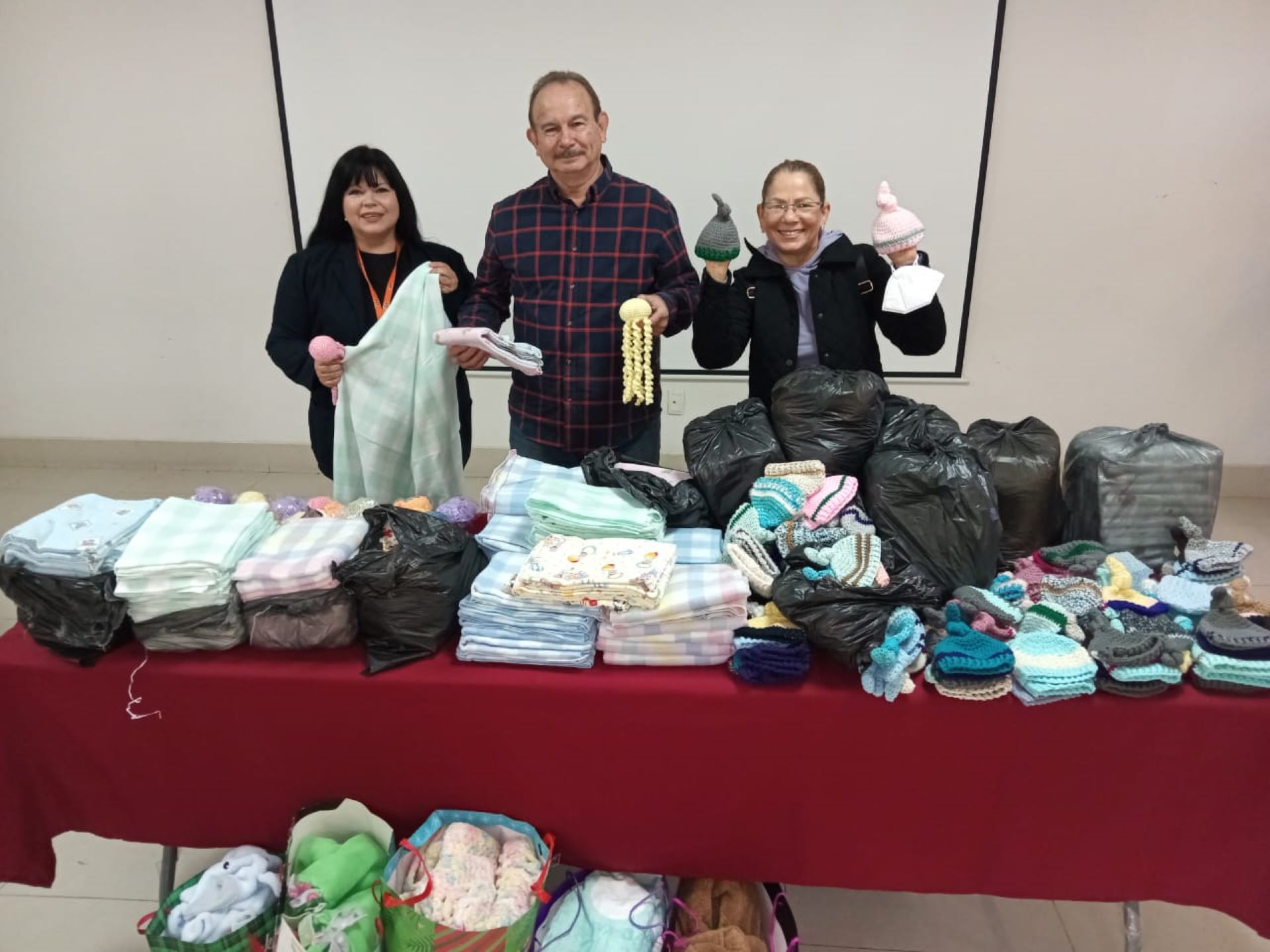 Donan a Hospital Materno Infantil prendas tejidas para bebés