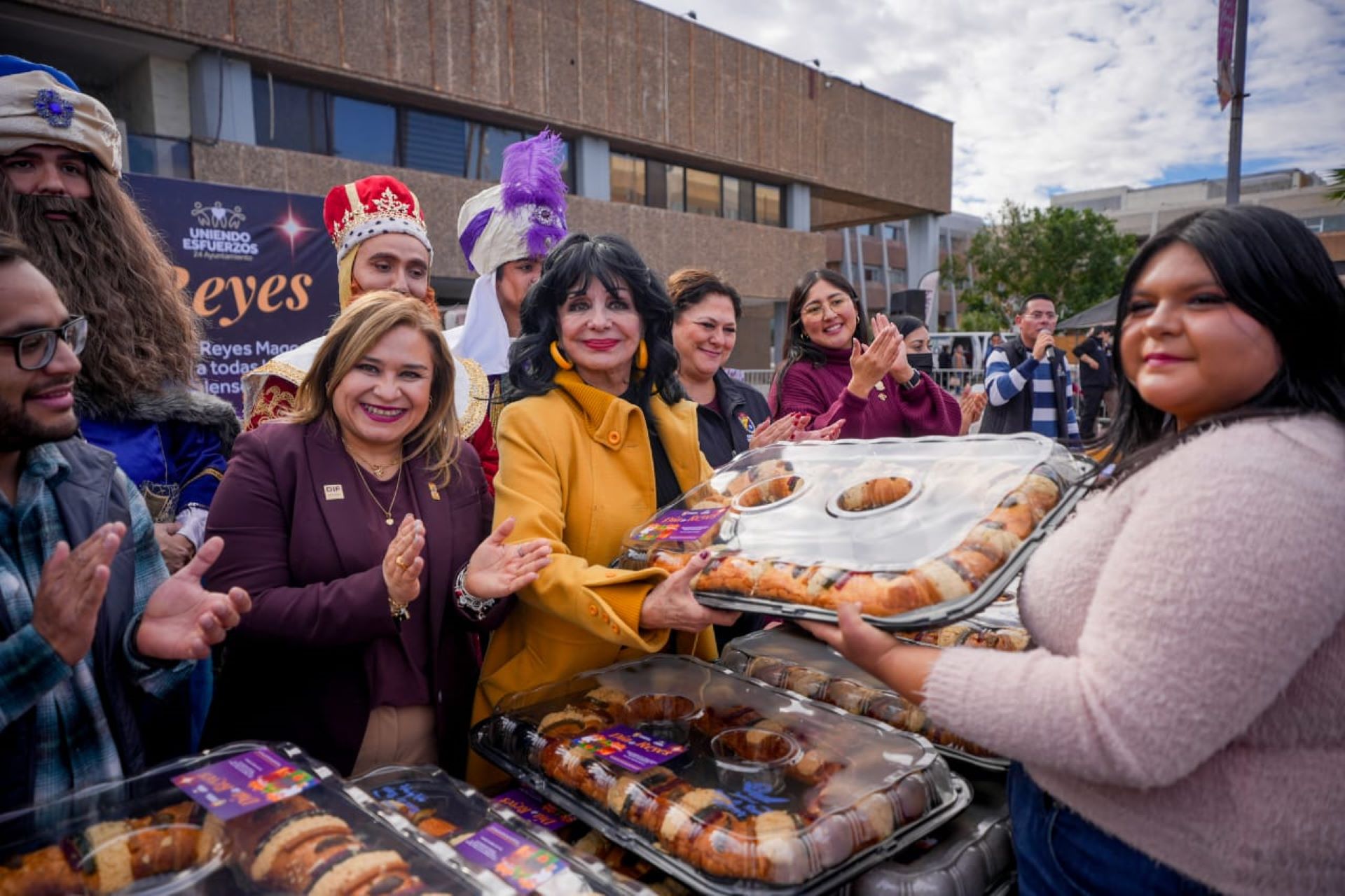 Norma Bustamante entrega más de 1,500 roscas de reyes a las comunidades de la ciudad y el Valle