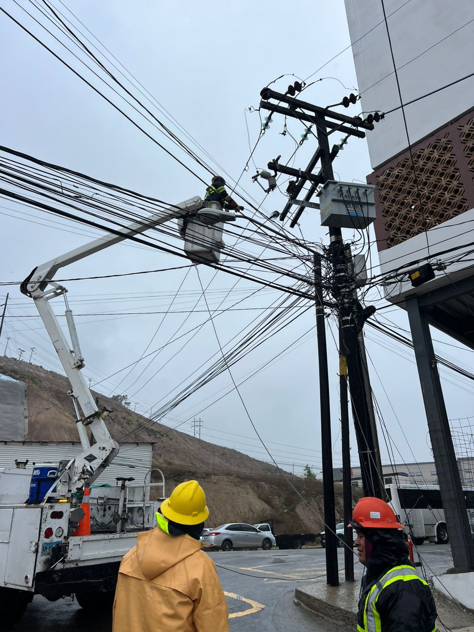 Trabaja CFE para restablecer el suministro de energía eléctrica en zona Tijuana, tras el paso del frente frío no 29 por la región