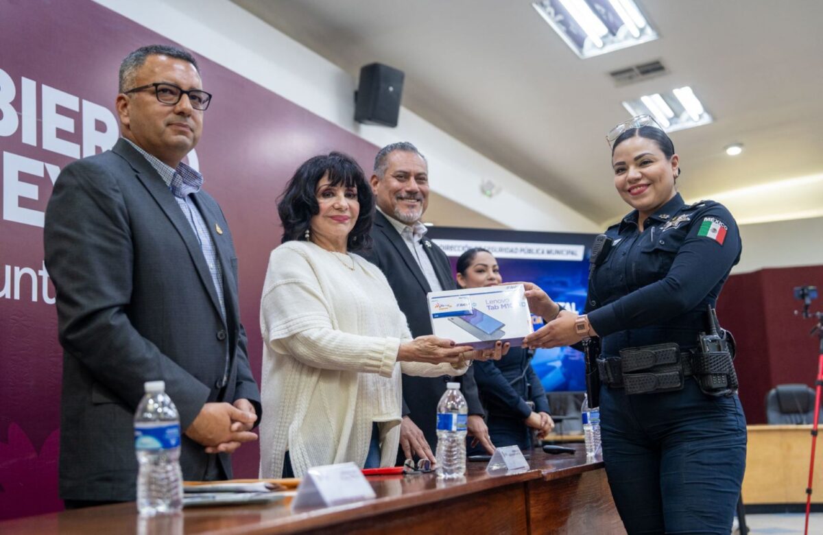 Norma Bustamante recibe donativo de tabletas electrónicas por parte canaco para la DSPM