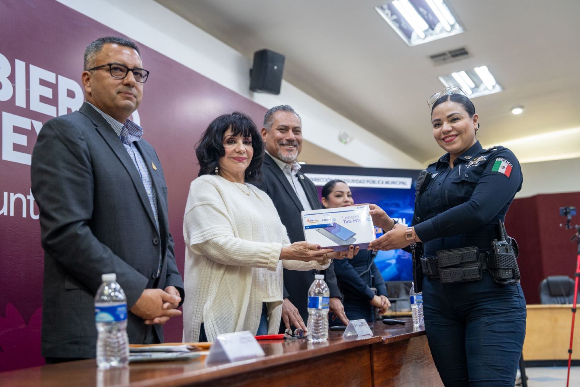 Norma Bustamante recibe donativo de tabletas electrónicas por parte canaco para la DSPM