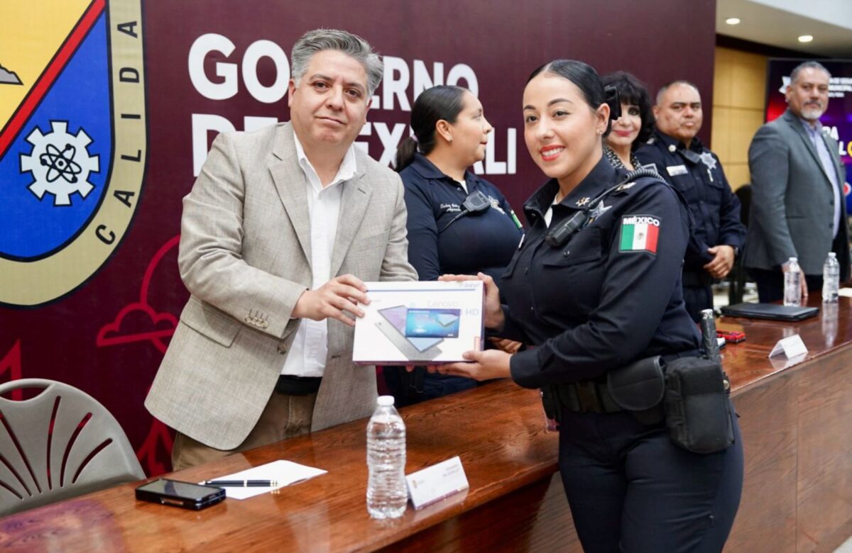 Dona CMIC tabletas electrónicas a elementos de la Policía Municipal