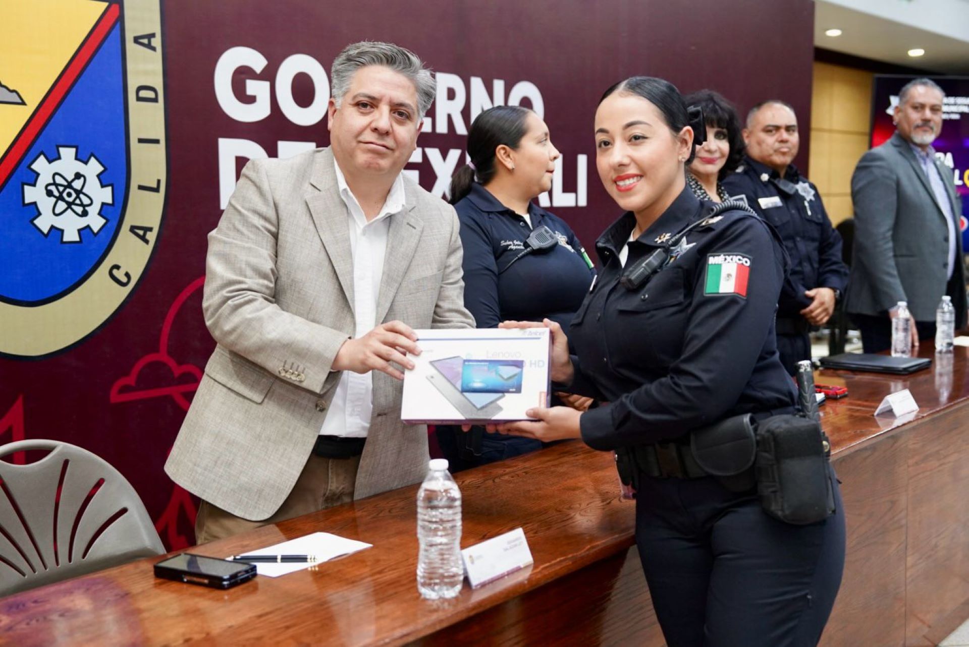 Dona CMIC tabletas electrónicas a elementos de la Policía Municipal