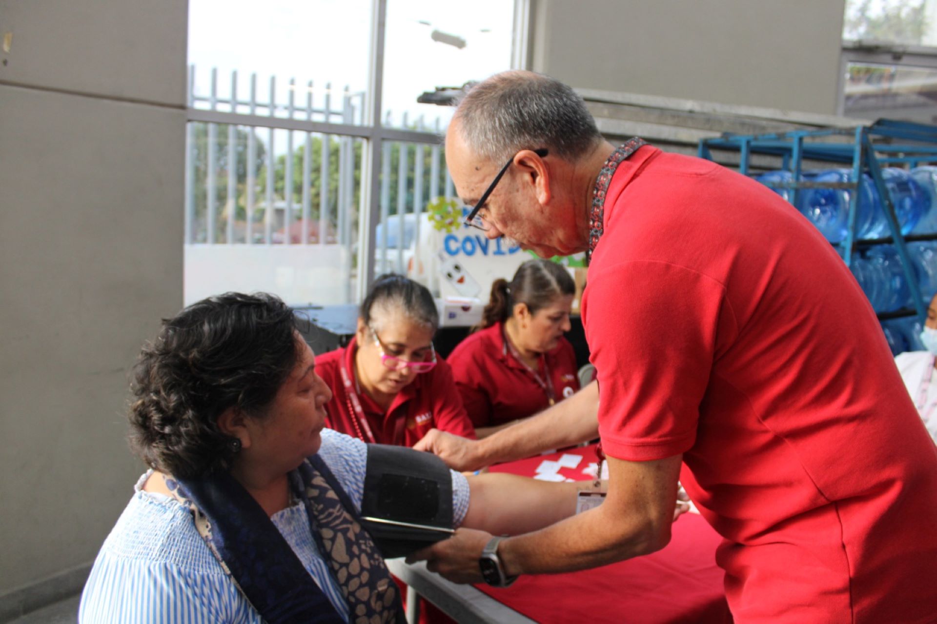 Activo programa de cirugía de cataratas gratuitas para personas mayores con factores de riesgo como diabetes o hipertensión]