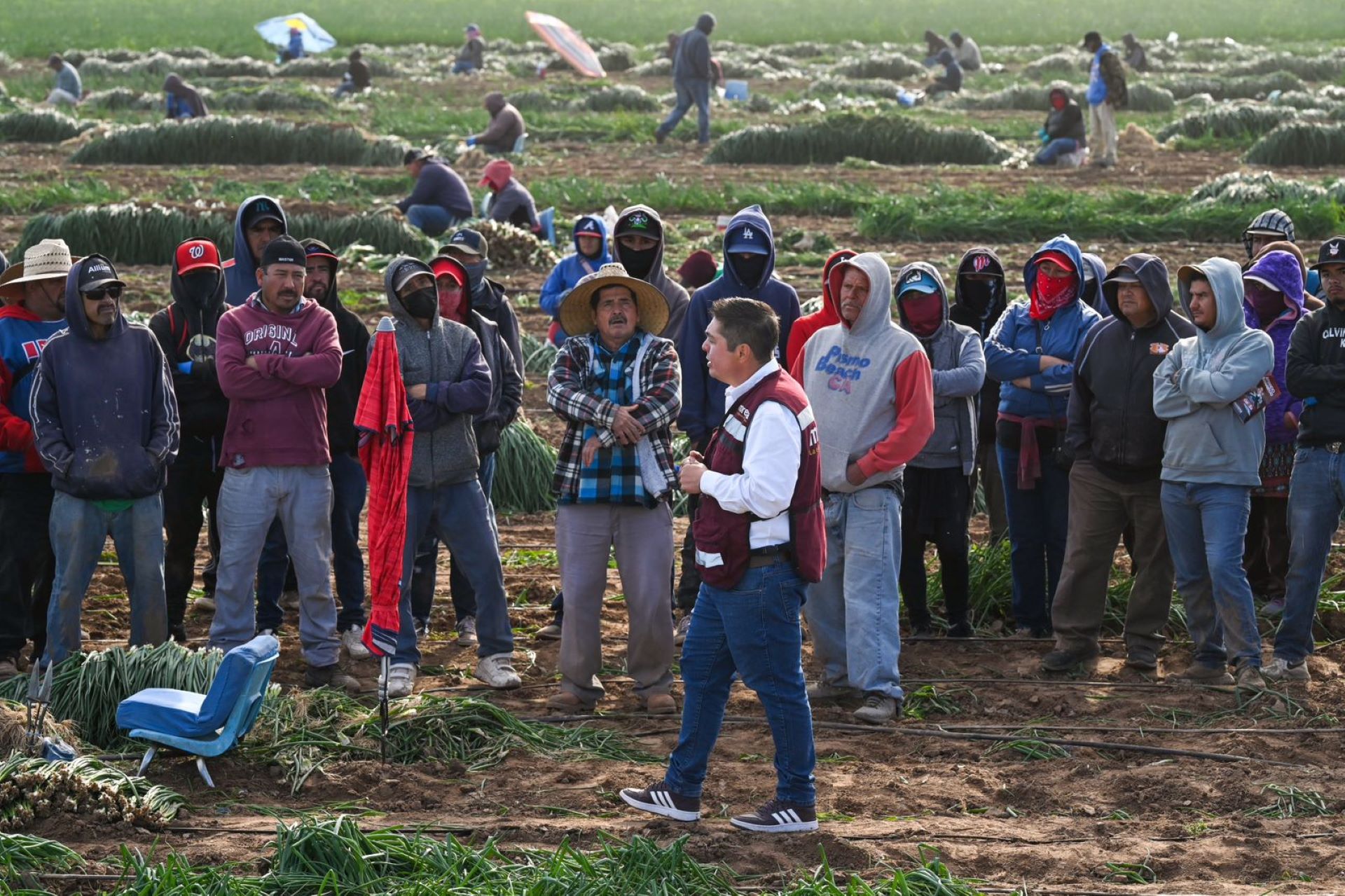 Armando Samaniego propone a pescadores y trabajadores del campo trabajo en equipo