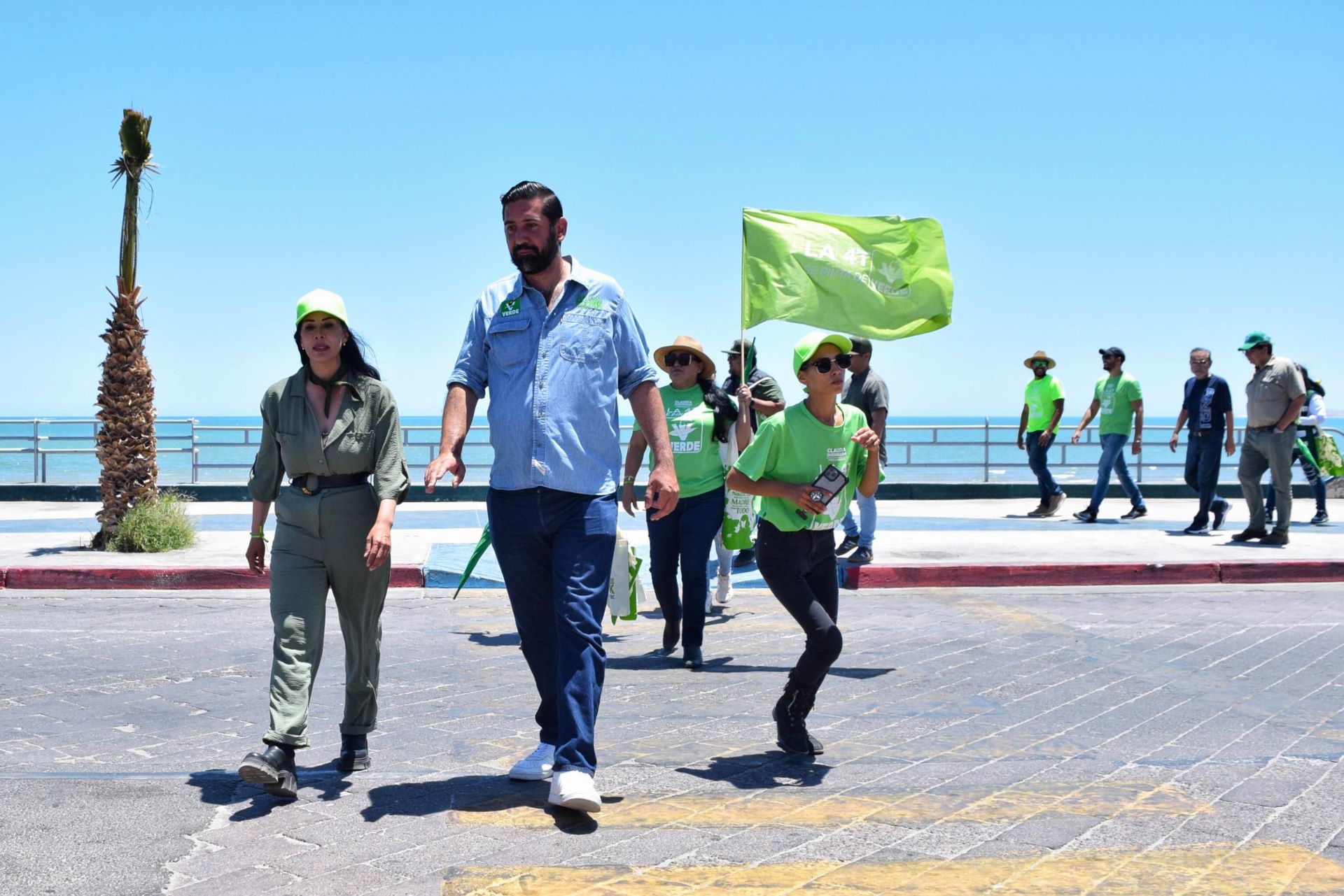 Recorren la ciudad habitantes del municipio de San Felipe junto a Juan Carlos Hank