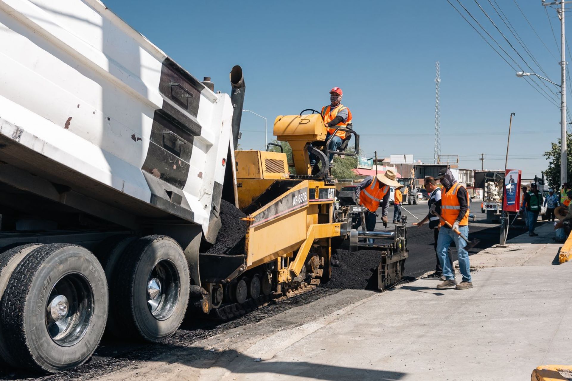 Supervisa Norma Bustamante avance de la rehabilitación de calzada Villa Obregón