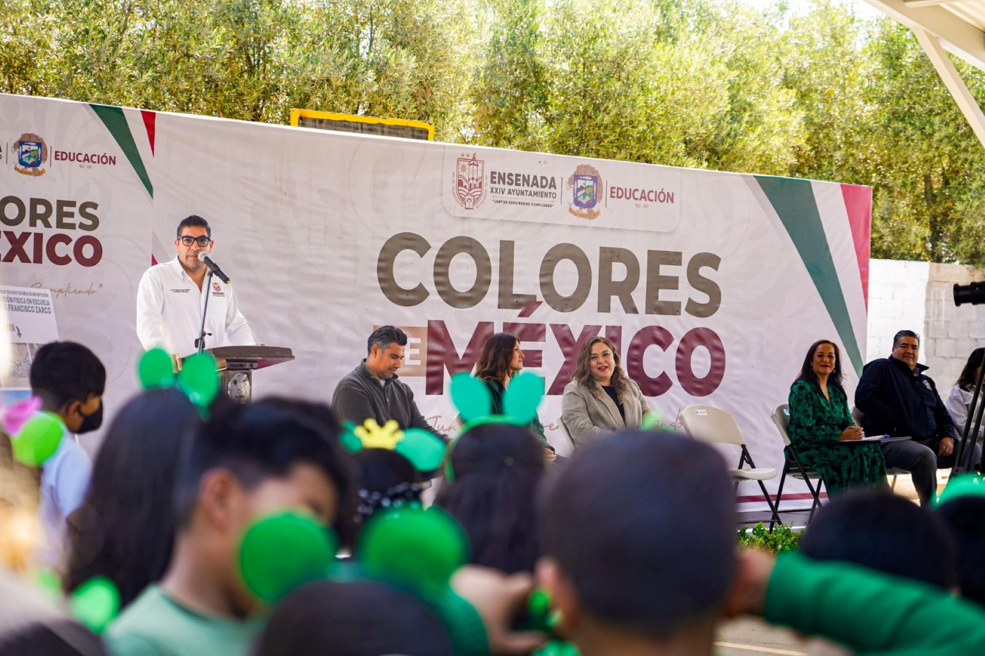 Entrega presidente Armando Ayala techumbre en primaria Francisco Zarco en Ensenada