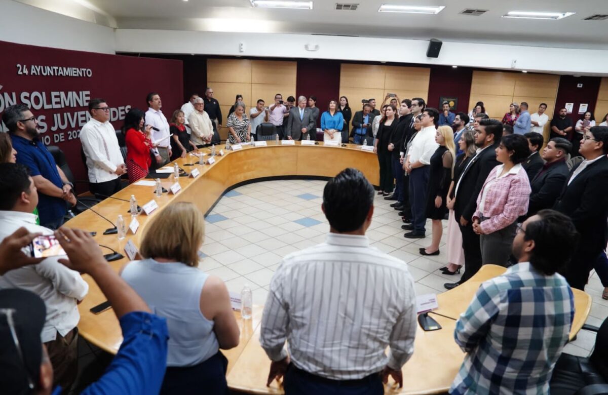 Norma Bustamante toma protesta a integrantes del Cabildo de las Juventudes