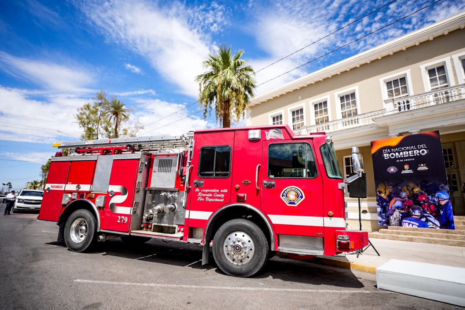 Norma Bustamante reconoce el heroísmo de los bomberos mexicalenses