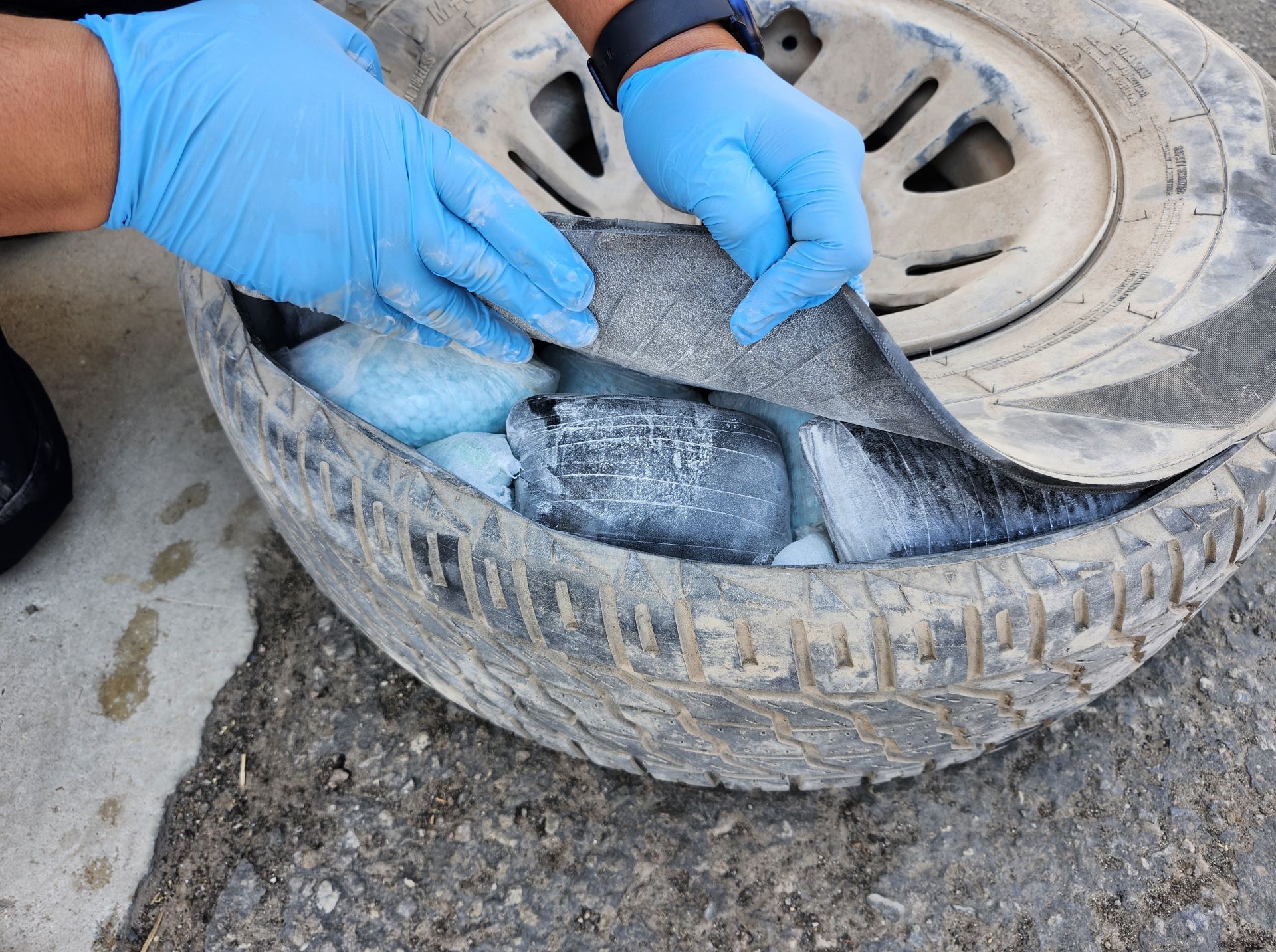 CBP descubre narcóticos ocultos en la llanta de repuesto de un camión en el Puerto de Entrada de Andrade